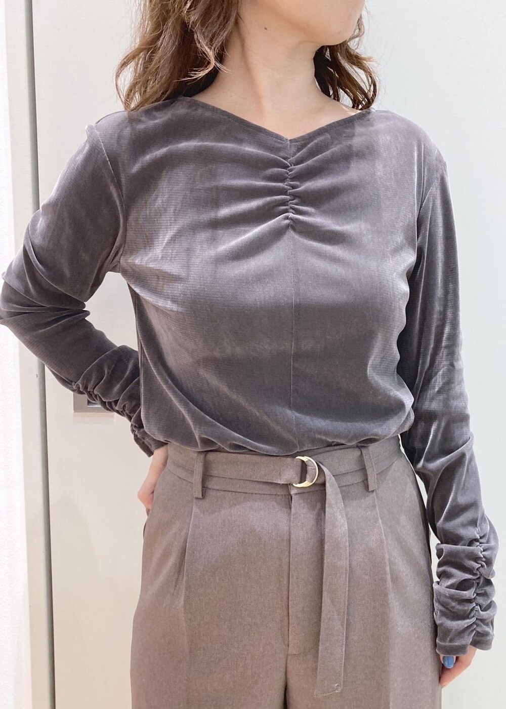 グレー系のTシャツ/カットソー、ベージュ系のその他パンツ、ベージュ系のベストを着用したレディースの秋コーディネートの4枚目の写真