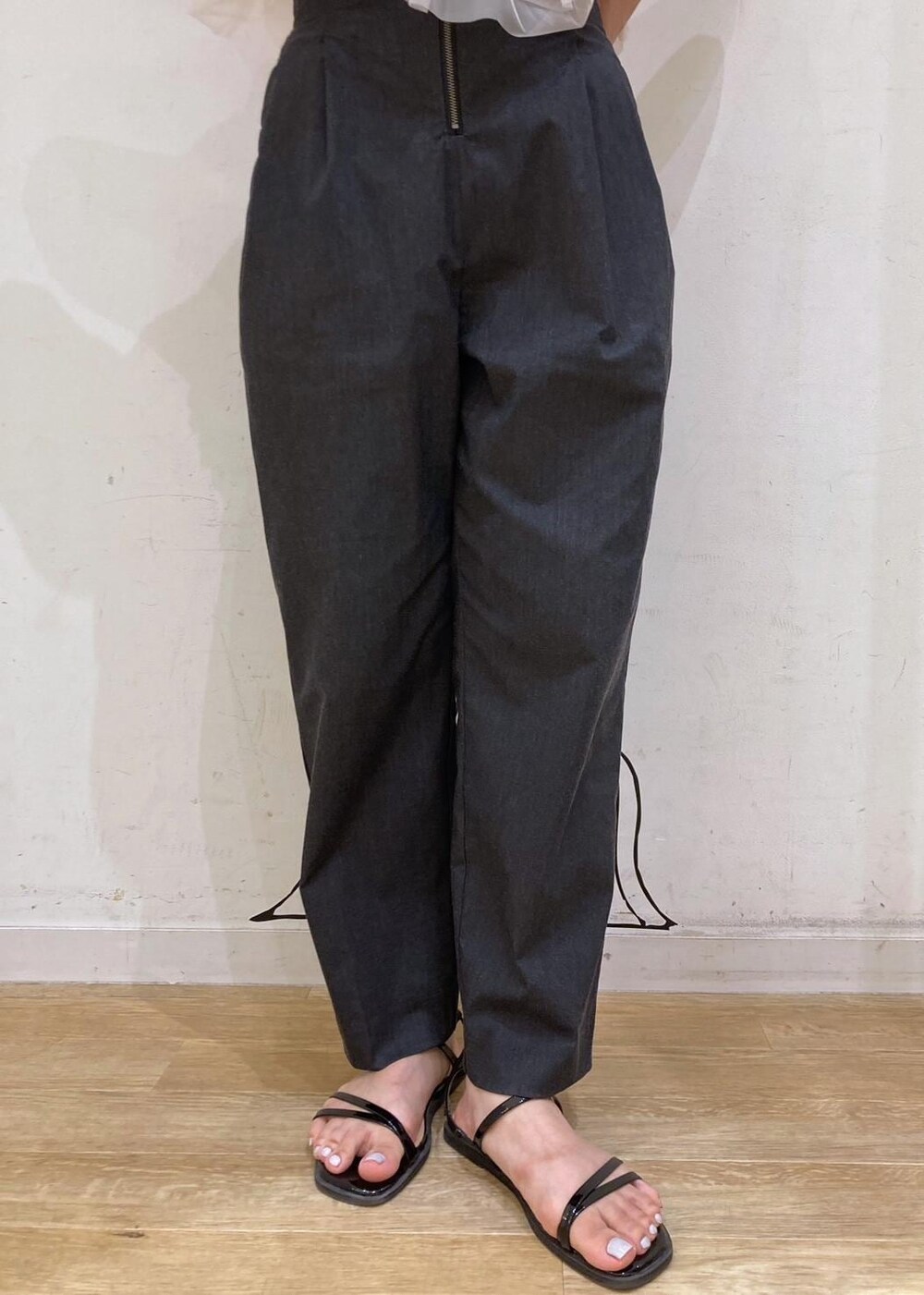 ブラック系のサンダル、ホワイト系のTシャツ/カットソー、イエロー系のショルダーバッグを着用したレディースの夏コーディネートの7枚目の写真