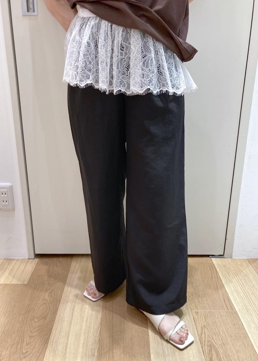 ブラック系のその他パンツ、ホワイト系のショルダーバッグ、ブラウン系のTシャツ/カットソーを着用したレディースの夏コーディネートの6枚目の写真