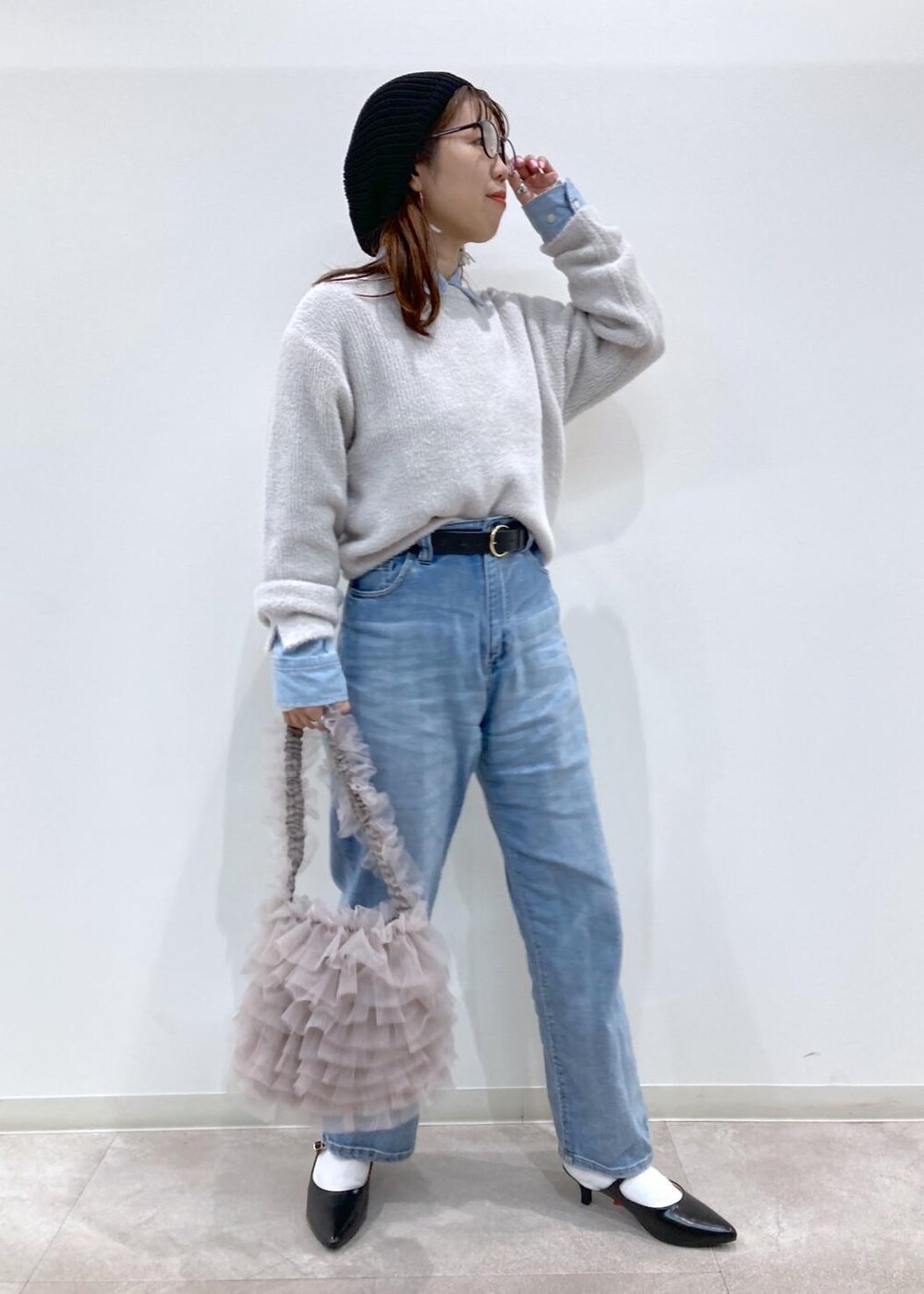 ブルー系のシャツ/ブラウス、ブラック系のパンプス、ブルー系のデニムパンツを着用したレディースの冬コーディネートの2枚目の写真