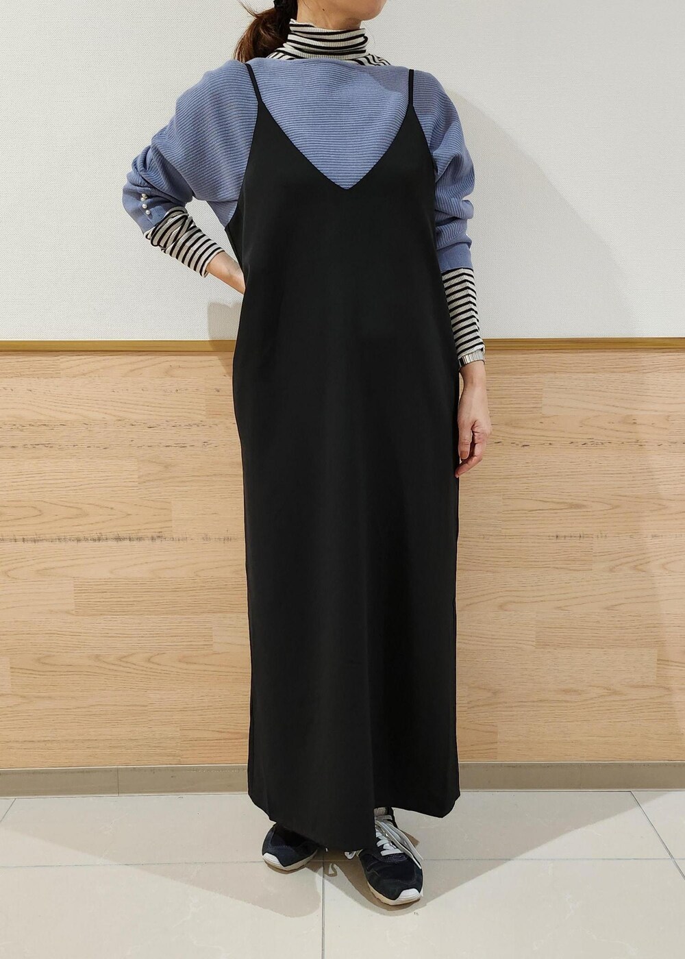 ホワイト系のTシャツ/カットソー、ブラック系のワンピース、ブルー系のニット/セーターを着用したレディースの秋コーディネートの4枚目の写真