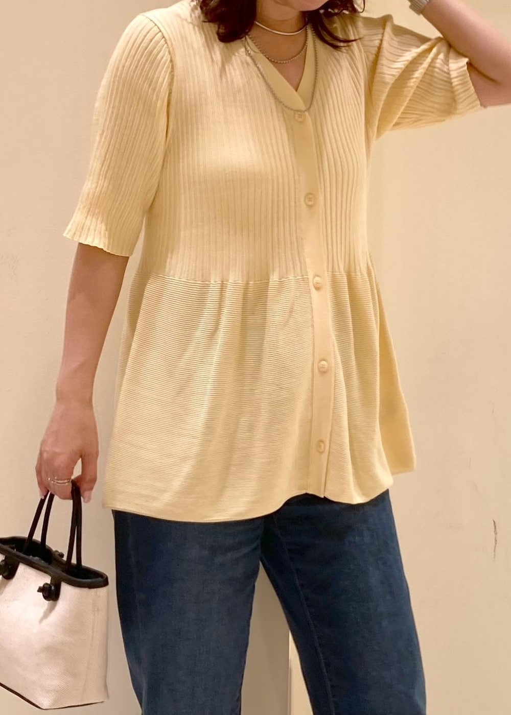 ブルー系のデニムパンツ、ブラック系のトートバッグ、ベージュ系のカーディガン/ボレロを着用したレディースの夏コーディネートの5枚目の写真