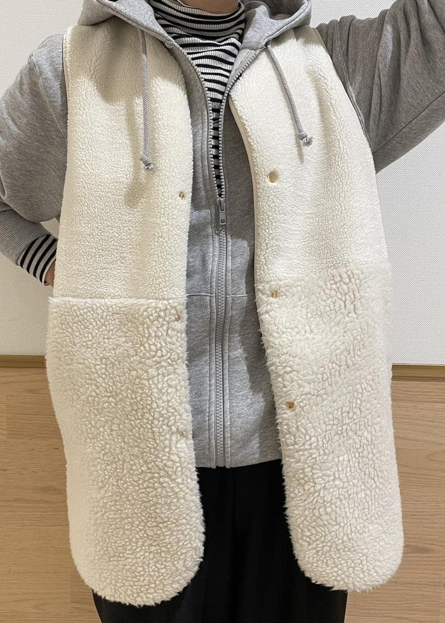 ホワイト系のTシャツ/カットソー、ブラック系のその他パンツ、ベージュ系のその他アウターを着用したレディースの秋コーディネートの2枚目の写真