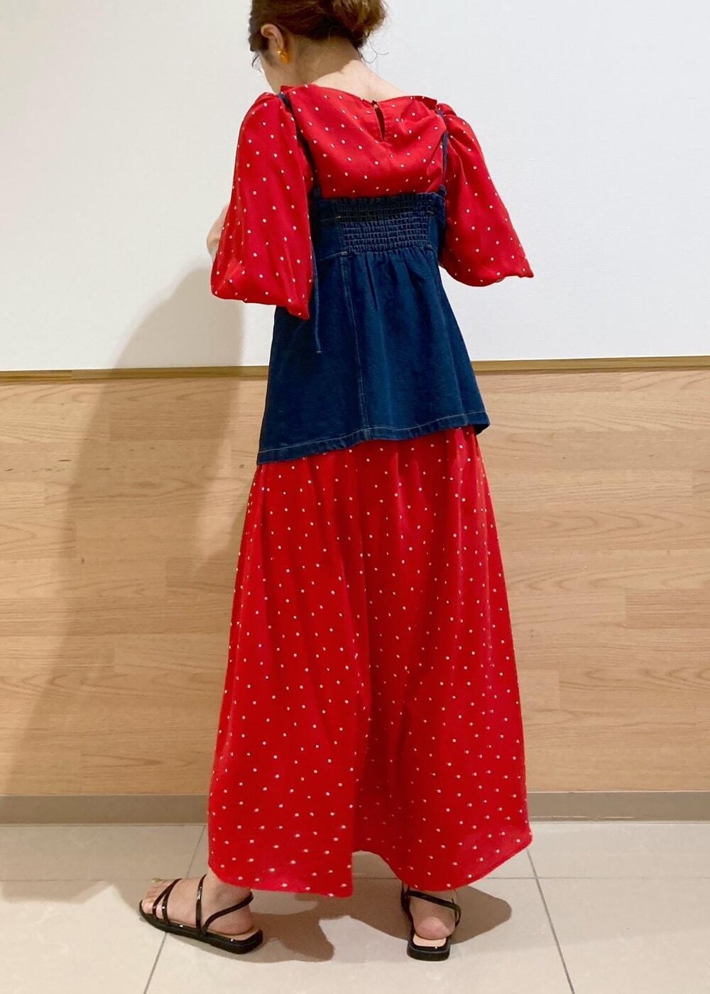 ブラック系のサンダル、シルバー系のショルダーバッグ、ブルー系のベストを着用したレディースの春コーディネートの5枚目の写真