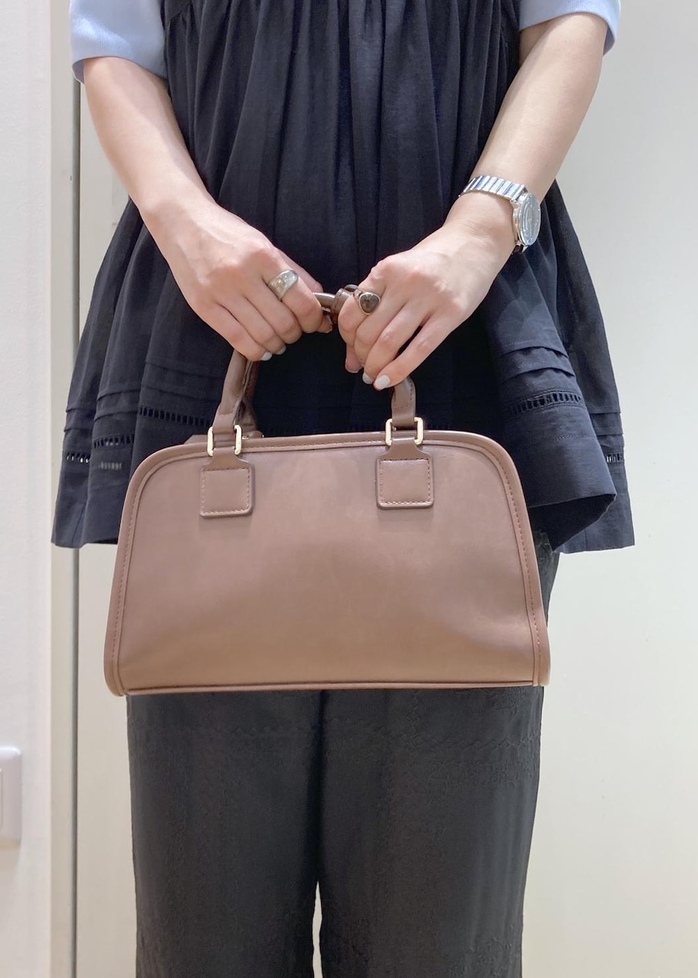 ブラウン系のボストンバッグ、ブラウン系のパンプス、ブラック系のシャツ/ブラウスを着用したレディースの春コーディネートの8枚目の写真