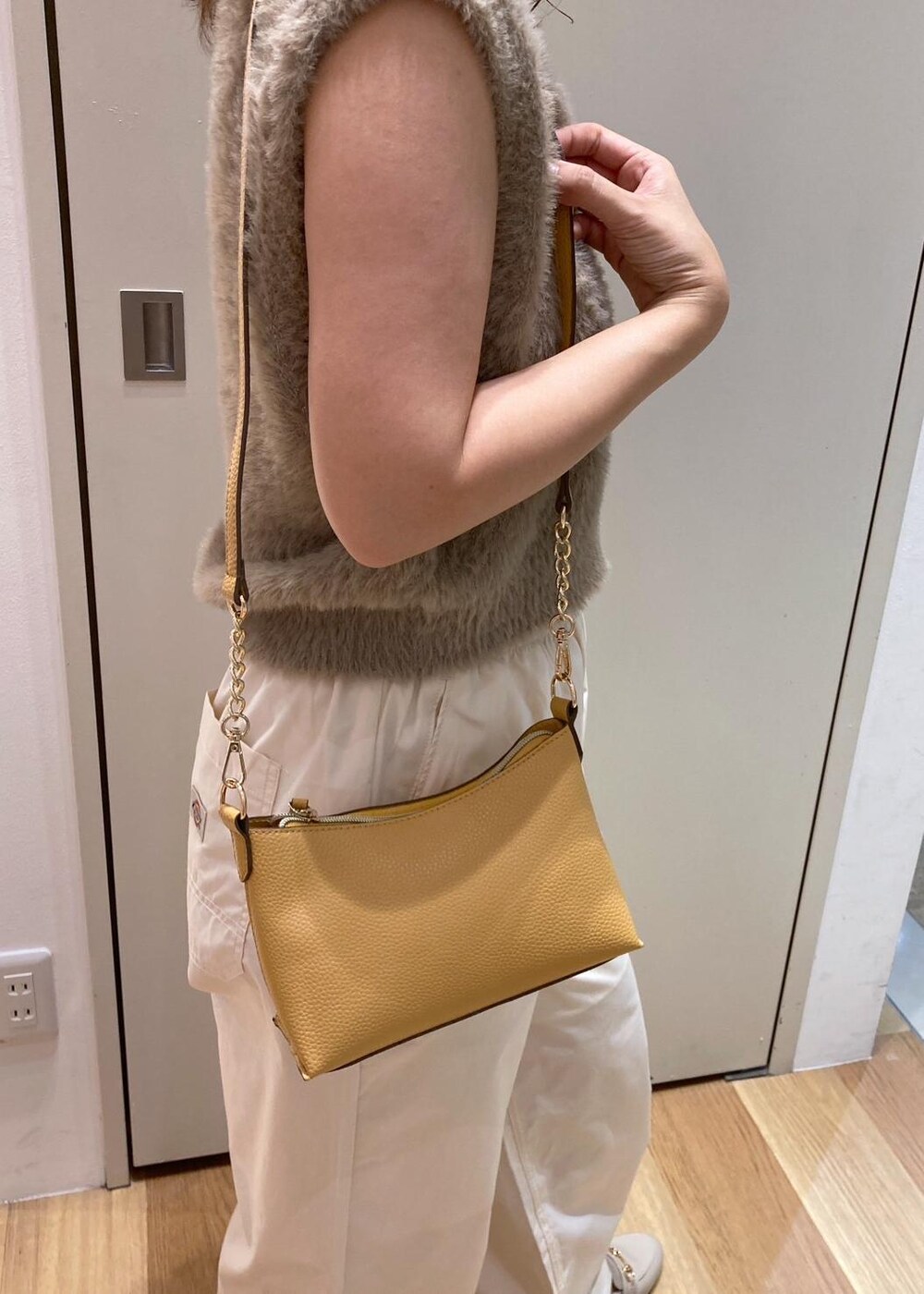 ベージュ系のローファー、ブラウン系のショルダーバッグ、ベージュ系のベストを着用したレディースの夏コーディネートの8枚目の写真