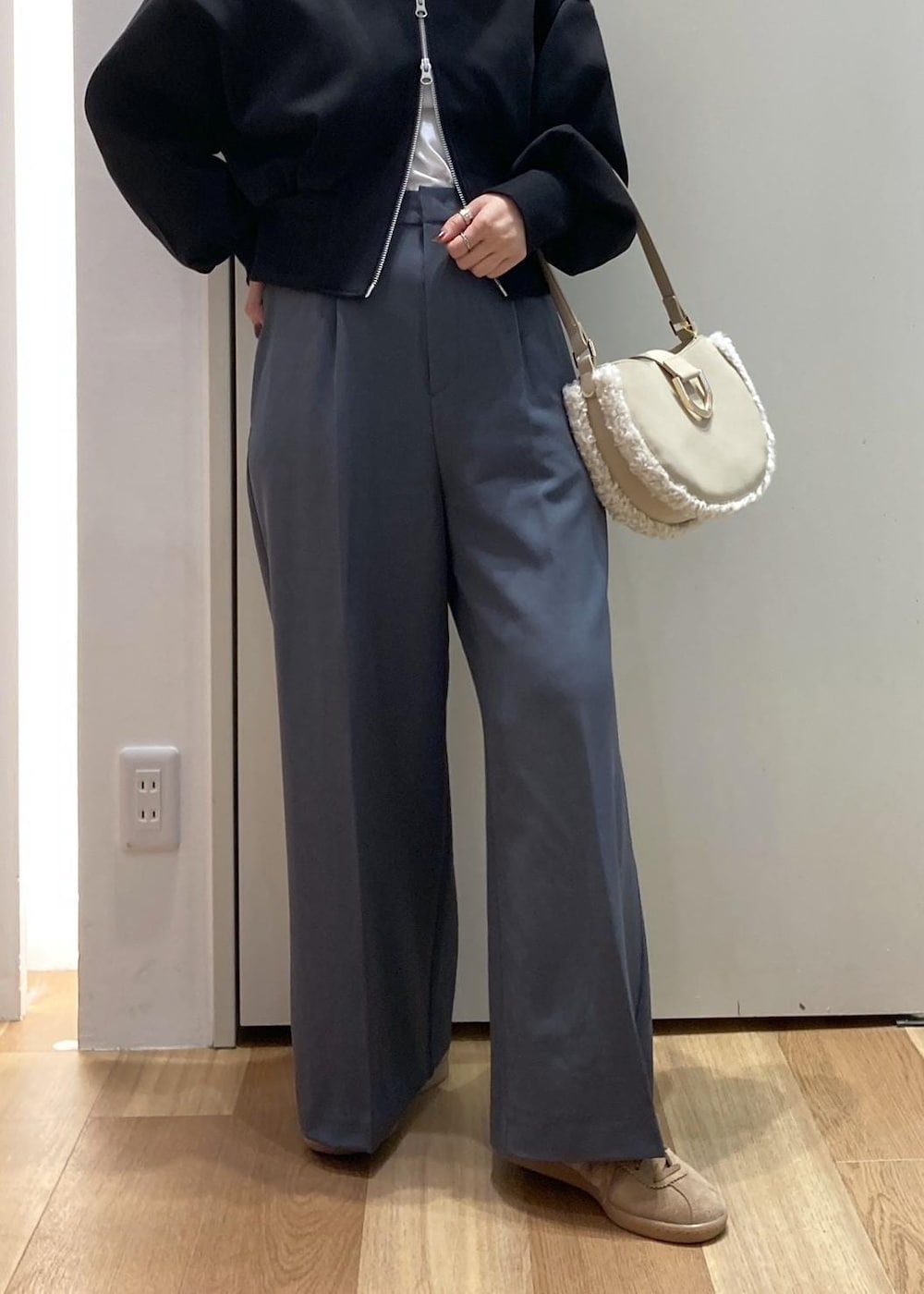 グレー系のその他パンツ、ブラック系のカーディガン/ボレロ、ベージュ系のショルダーバッグを着用したレディースの秋コーディネートの7枚目の写真