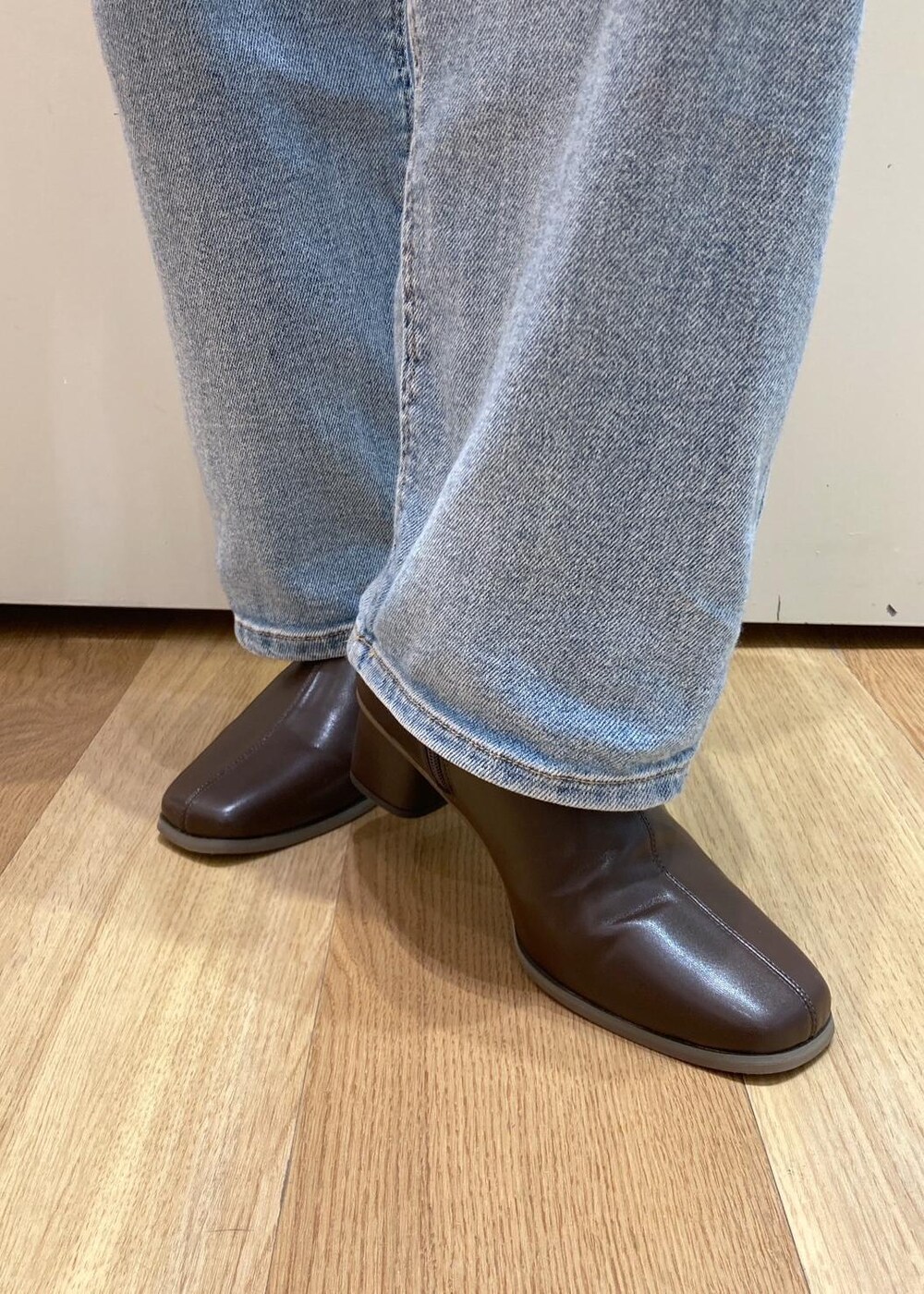 ピンク系のカーディガン/ボレロ、ホワイト系のTシャツ/カットソー、ブラウン系のブーツを着用したレディースの秋コーディネートの9枚目の写真