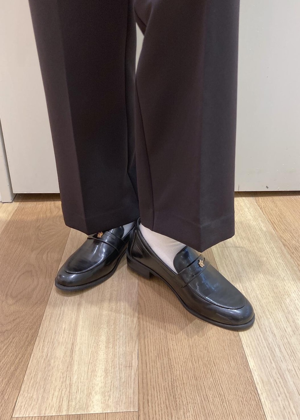 ブルー系のシャツ/ブラウス、ブラック系のショルダーバッグ、ブラック系のローファーを着用したレディースの冬コーディネートの8枚目の写真