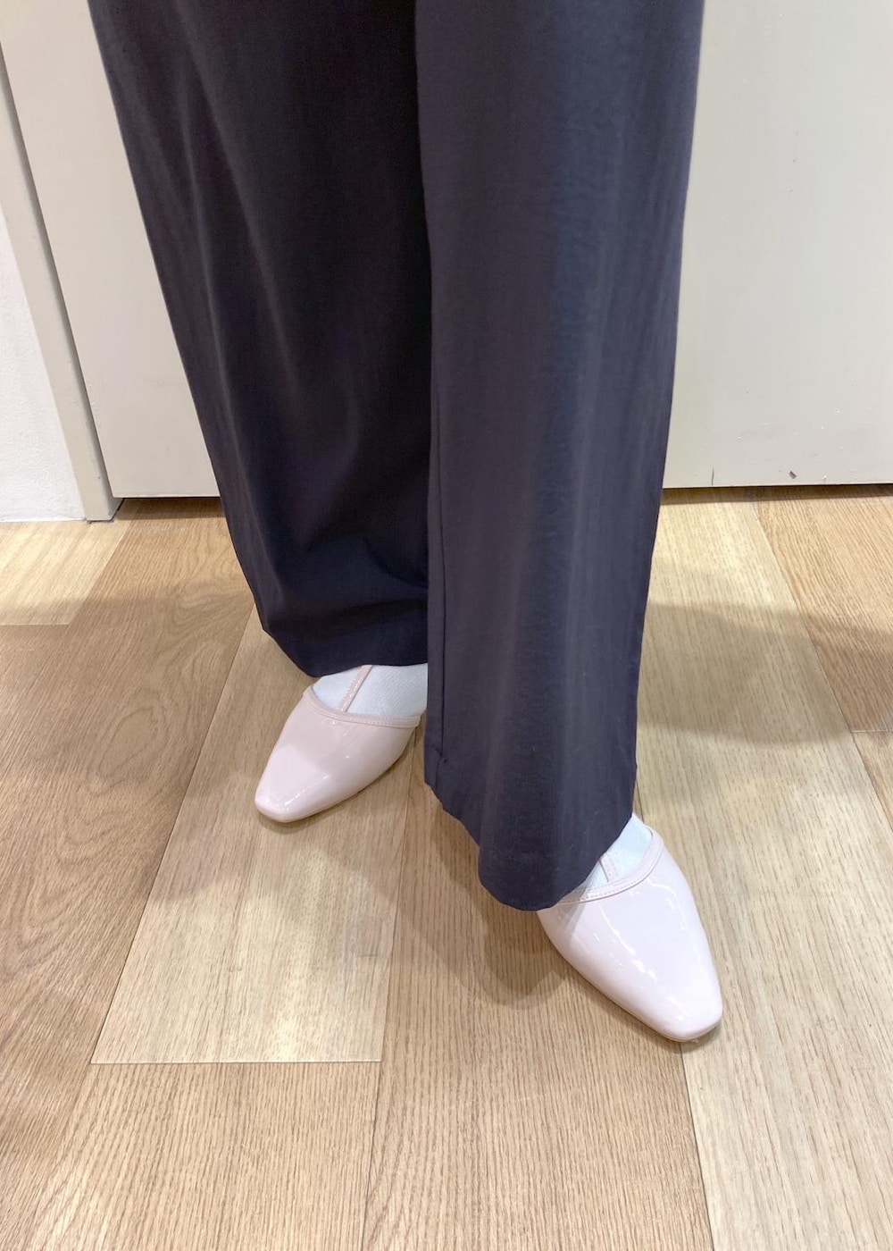 ピンク系のパンプス、ベージュ系のショルダーバッグ、ベージュ系のスウェットを着用したレディースの春コーディネートの7枚目の写真