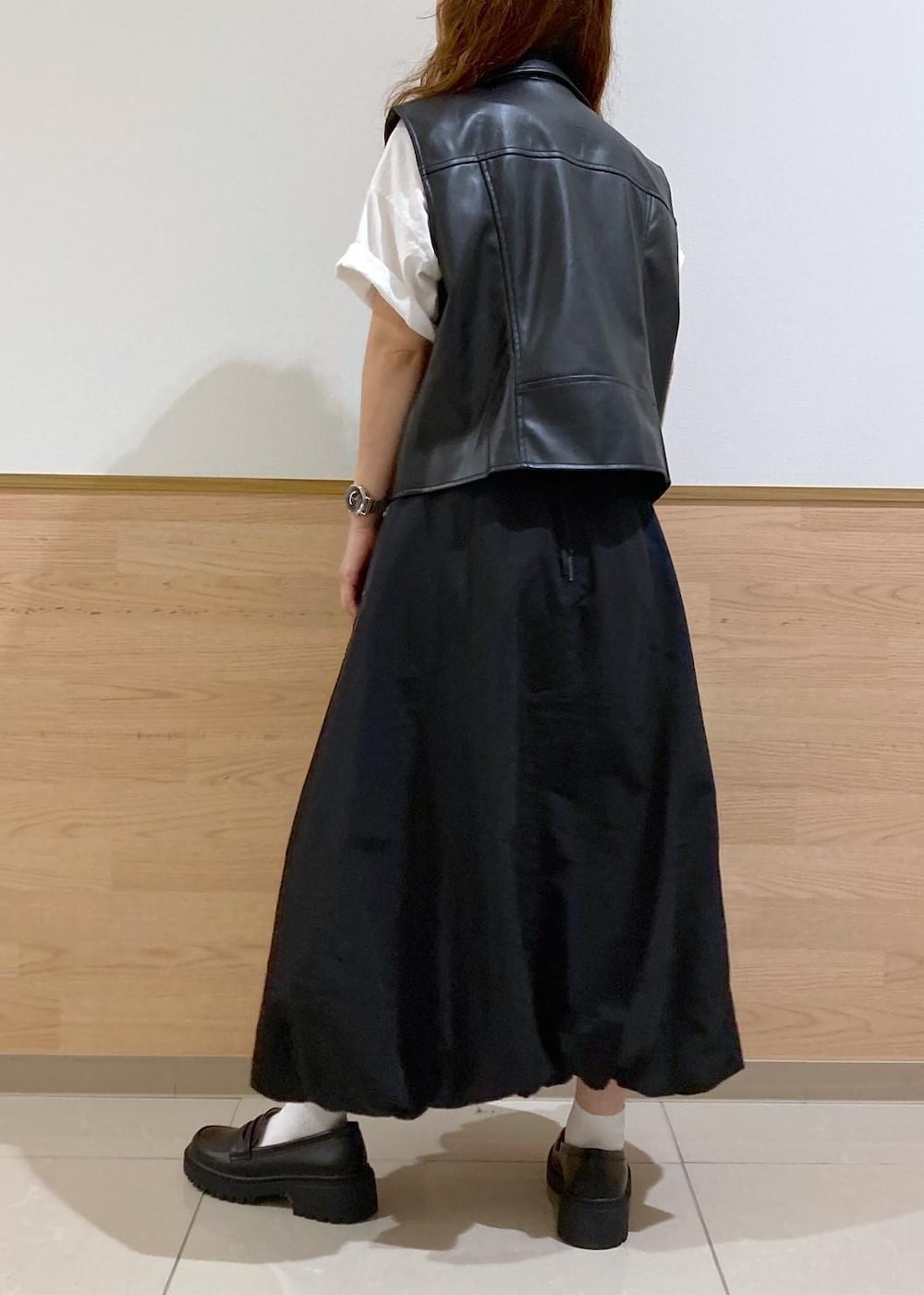 ブラック系のローファー、レッド系のトートバッグ、ホワイト系のTシャツ/カットソーを着用したレディースの秋コーディネートの4枚目の写真