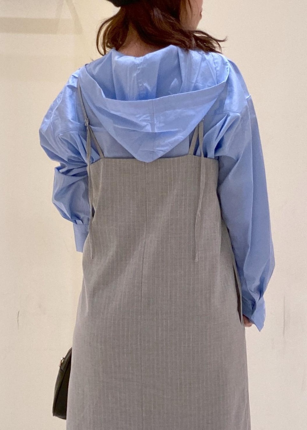 グレー系のワンピース、ブルー系のシャツ/ブラウス、ブラック系のボストンバッグを着用したレディースの秋コーディネートの3枚目の写真