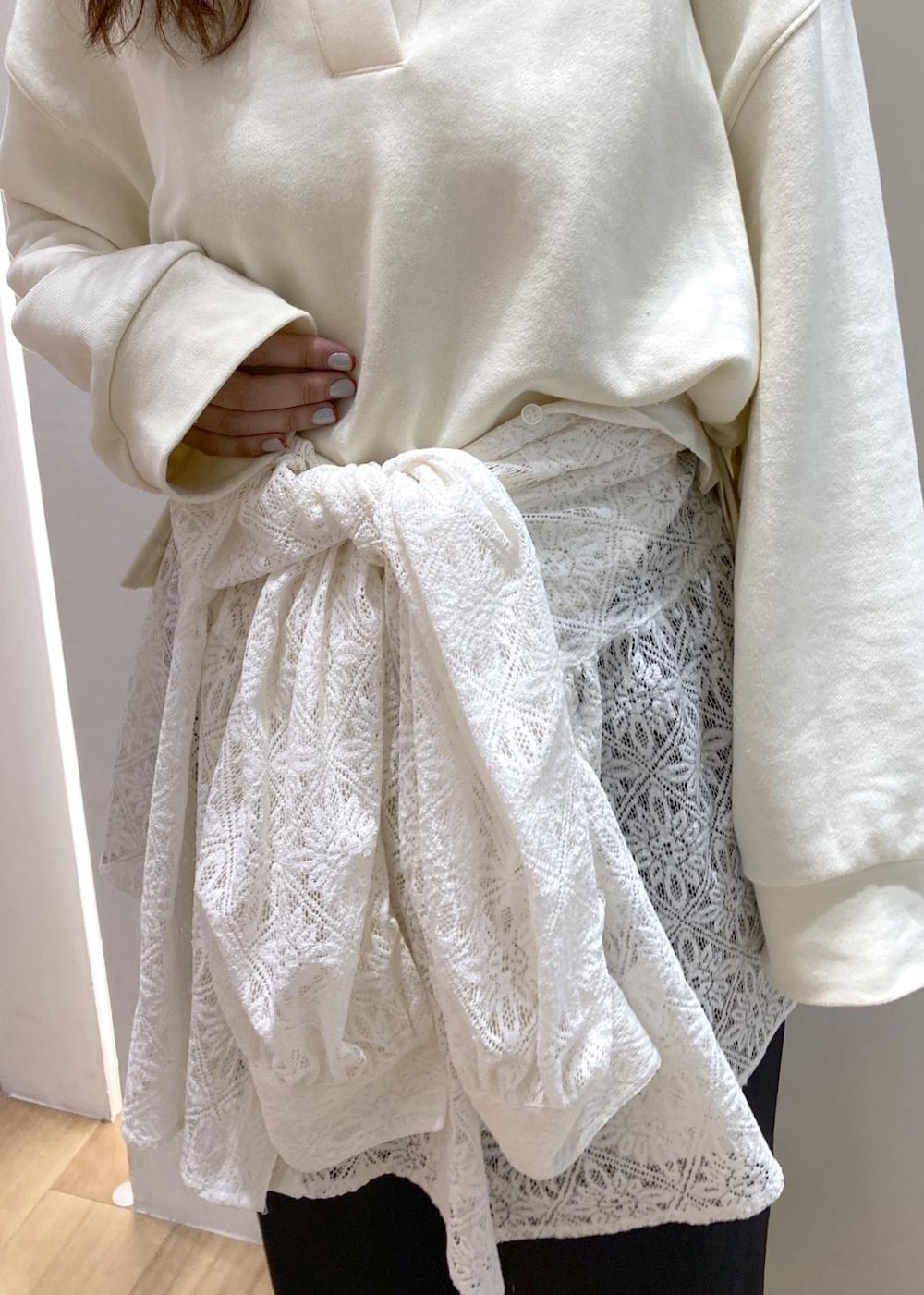 ピンク系のパンプス、ベージュ系のショルダーバッグ、ベージュ系のスウェットを着用したレディースの春コーディネートの5枚目の写真