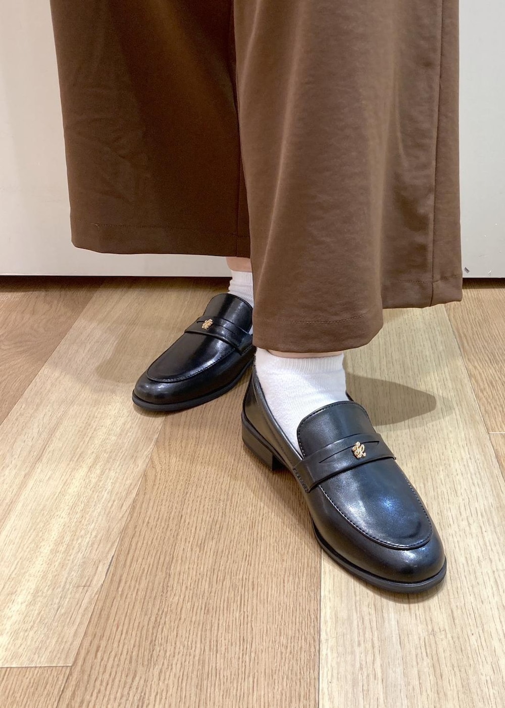 ブラック系のローファー、ブラック系のショルダーバッグ、ブラウン系のその他パンツを着用したレディースの夏コーディネートの8枚目の写真