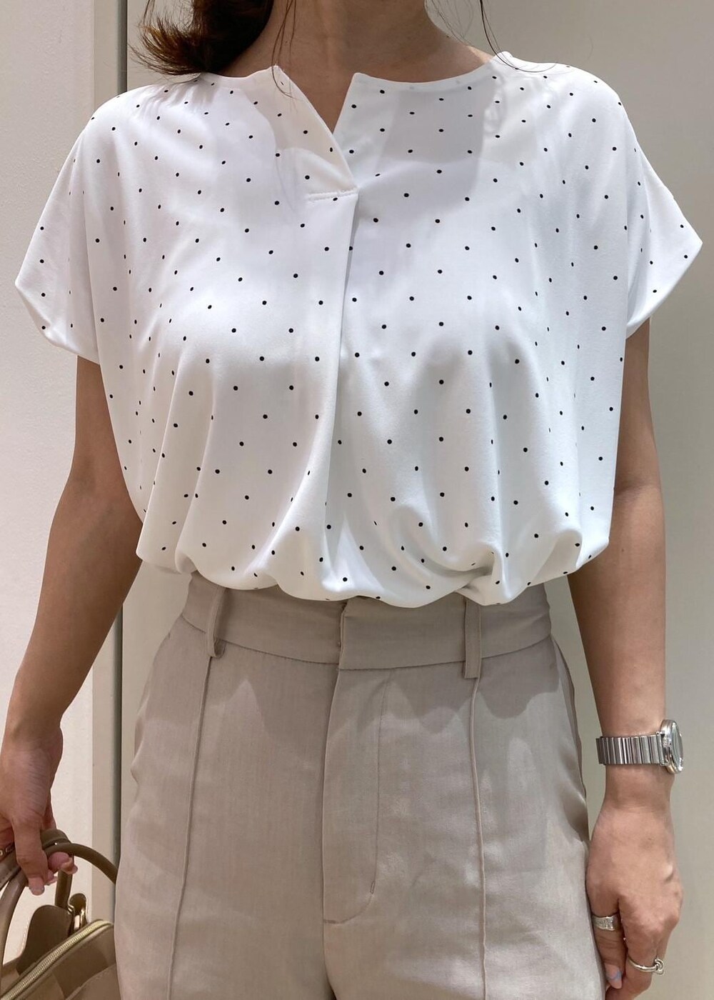 ベージュ系のショルダーバッグ、オレンジ系のサンダル、ベージュ系のその他パンツを着用したレディースの夏コーディネートの5枚目の写真