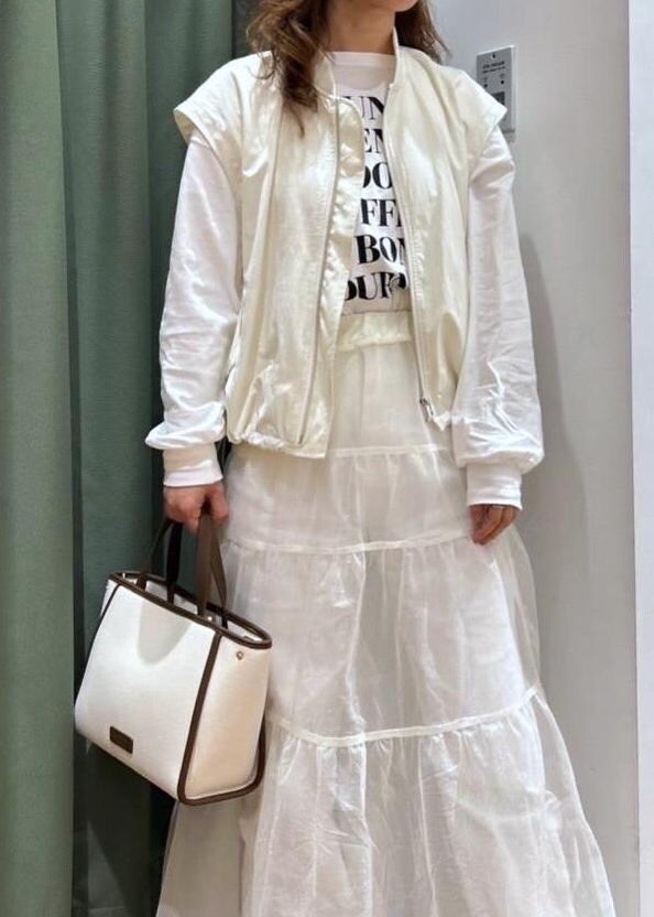 ホワイト系のTシャツ/カットソー、ホワイト系のデニムパンツ、ホワイト系のトートバッグを着用したレディースの春コーディネートの2枚目の写真