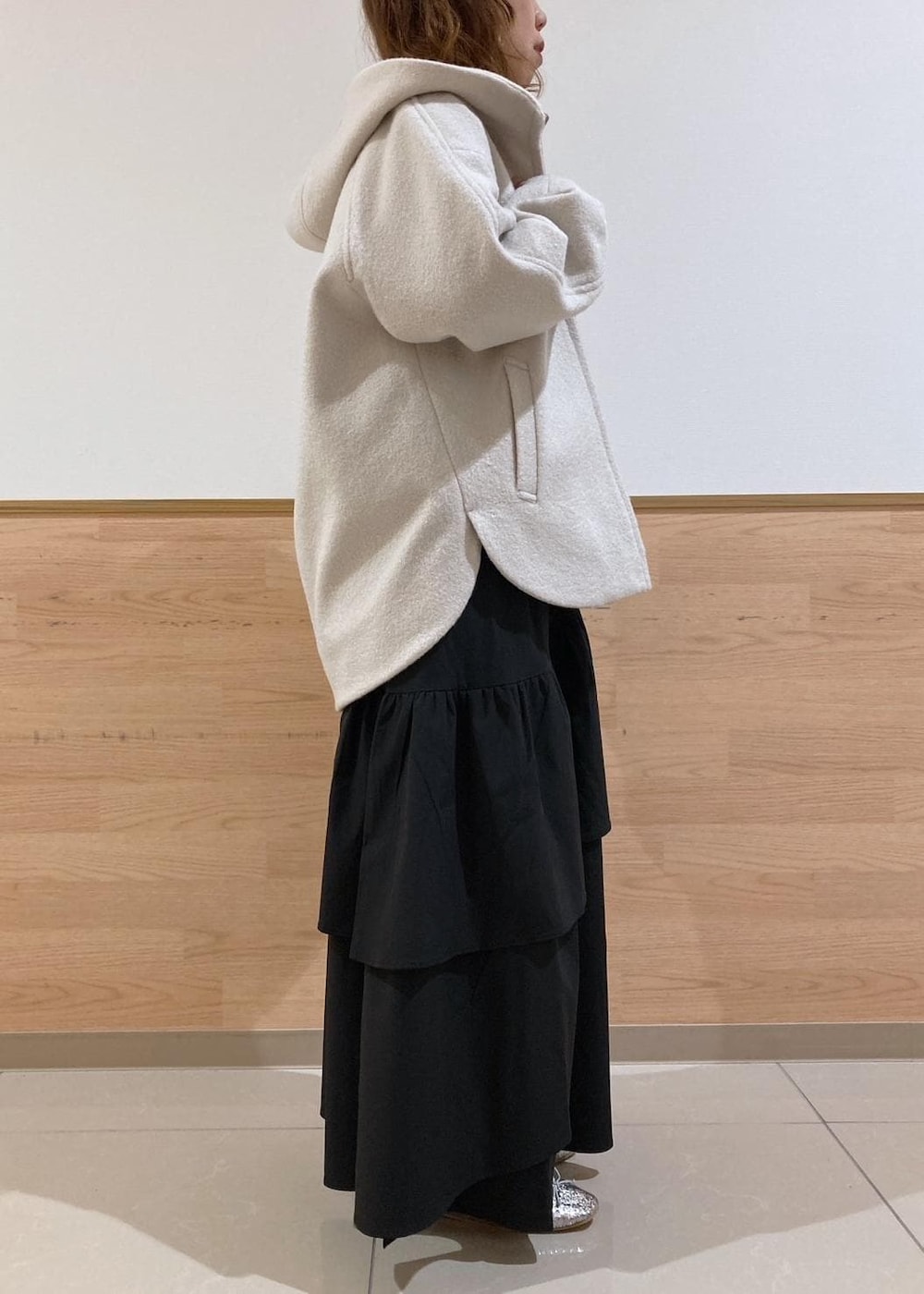 グレー系のその他アウター、ホワイト系のTシャツ/カットソー、ブルー系のスウェットを着用したレディースの秋コーディネートの2枚目の写真