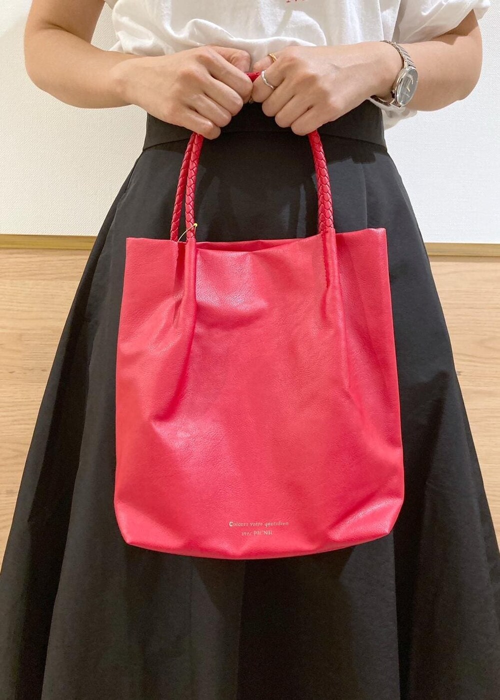 ブラック系のローファー、レッド系のトートバッグ、ホワイト系のTシャツ/カットソーを着用したレディースの秋コーディネートの9枚目の写真