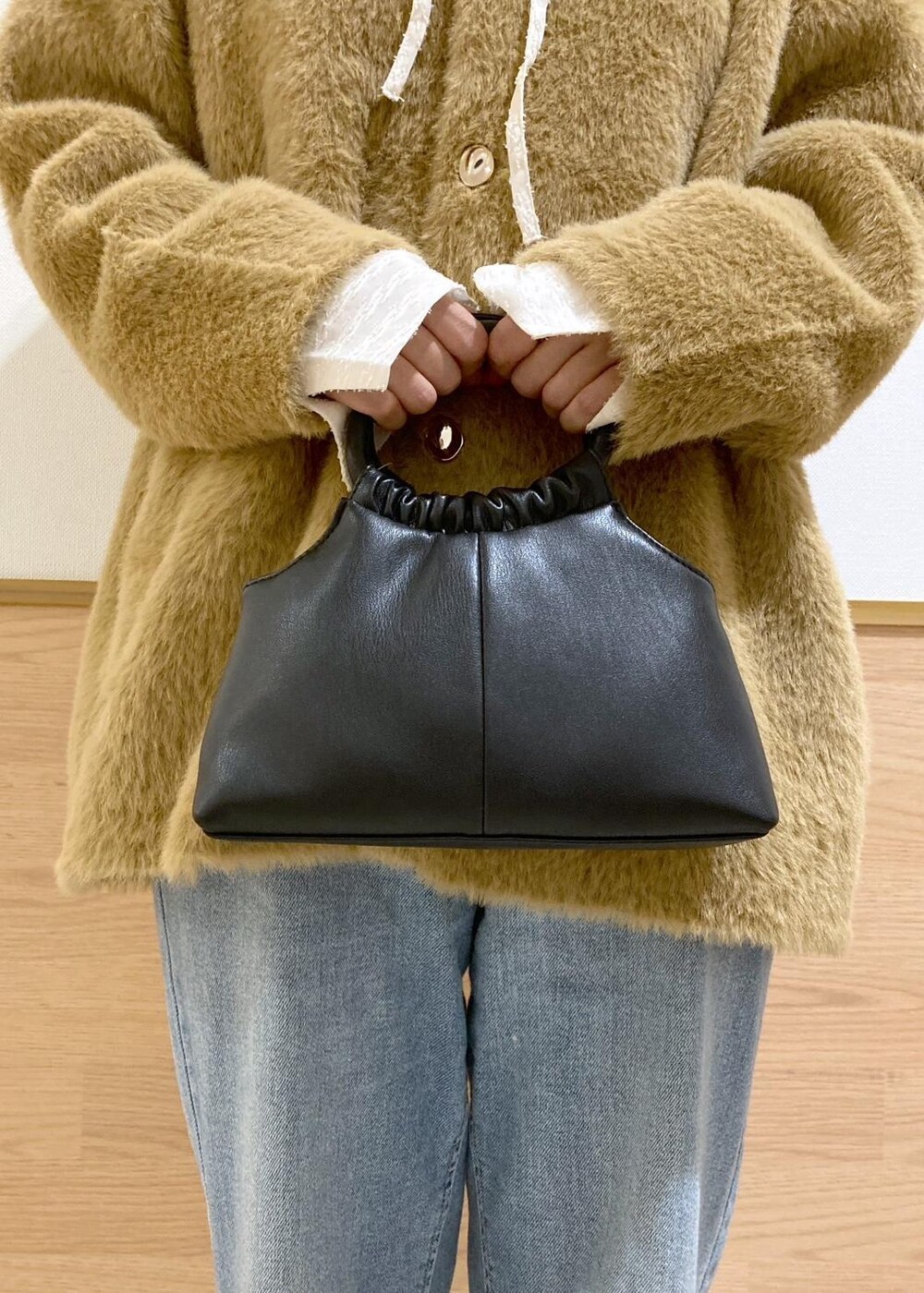 ホワイト系のシャツ/ブラウス、イエロー系のその他アウター、ブラック系のブーツを着用したレディースの秋コーディネートの9枚目の写真