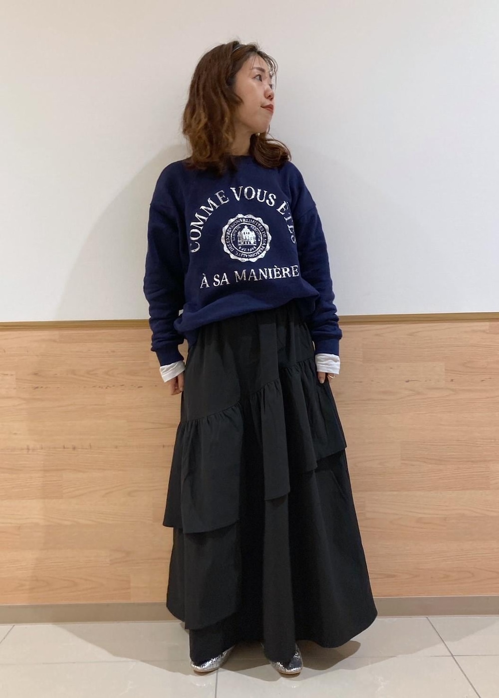 グレー系のその他アウター、ホワイト系のTシャツ/カットソー、ブルー系のスウェットを着用したレディースの秋コーディネートの6枚目の写真