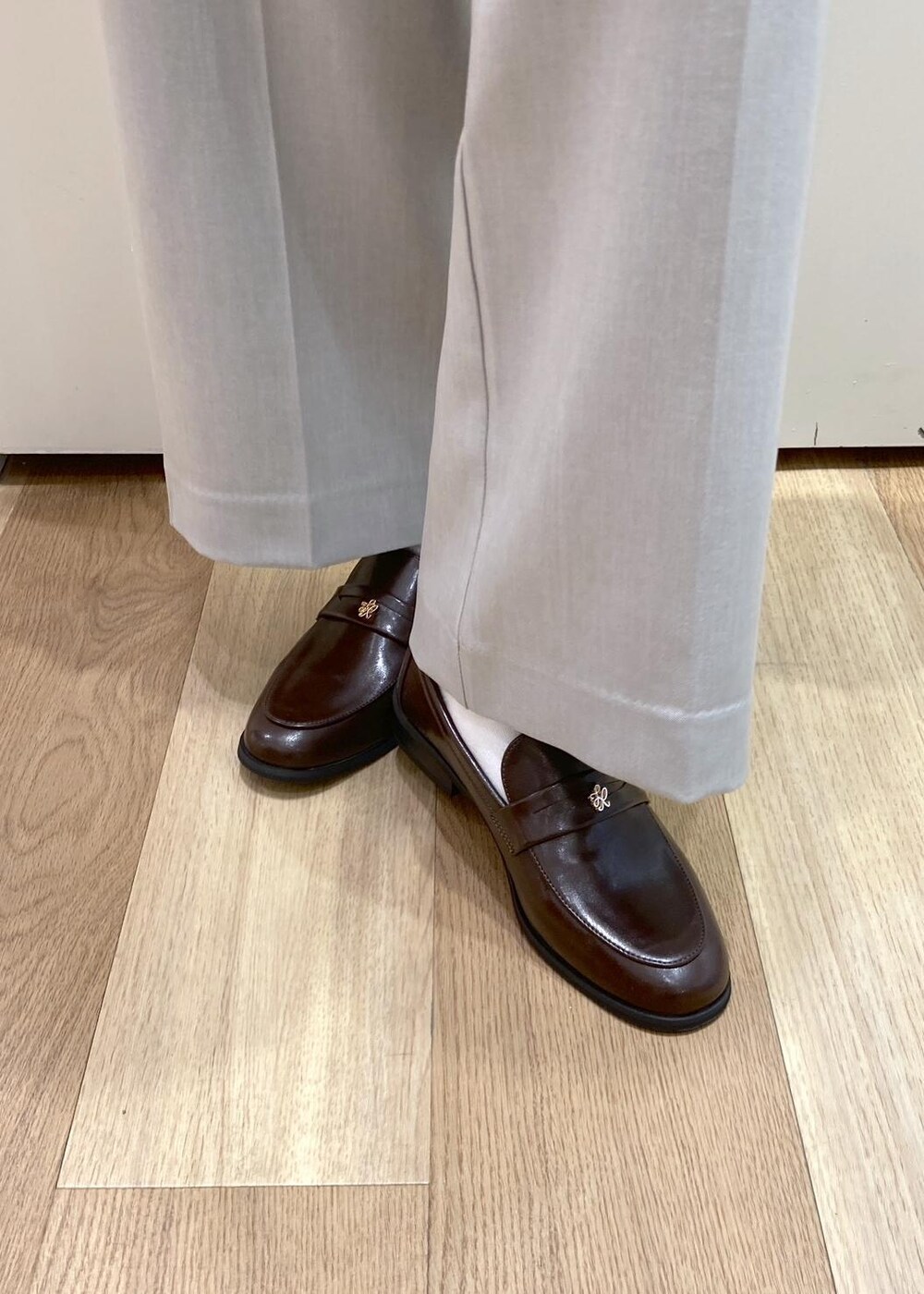 ブラック系のTシャツ/カットソー、ブラウン系のローファー、グリーン系のその他パンツを着用したレディースの冬コーディネートの8枚目の写真