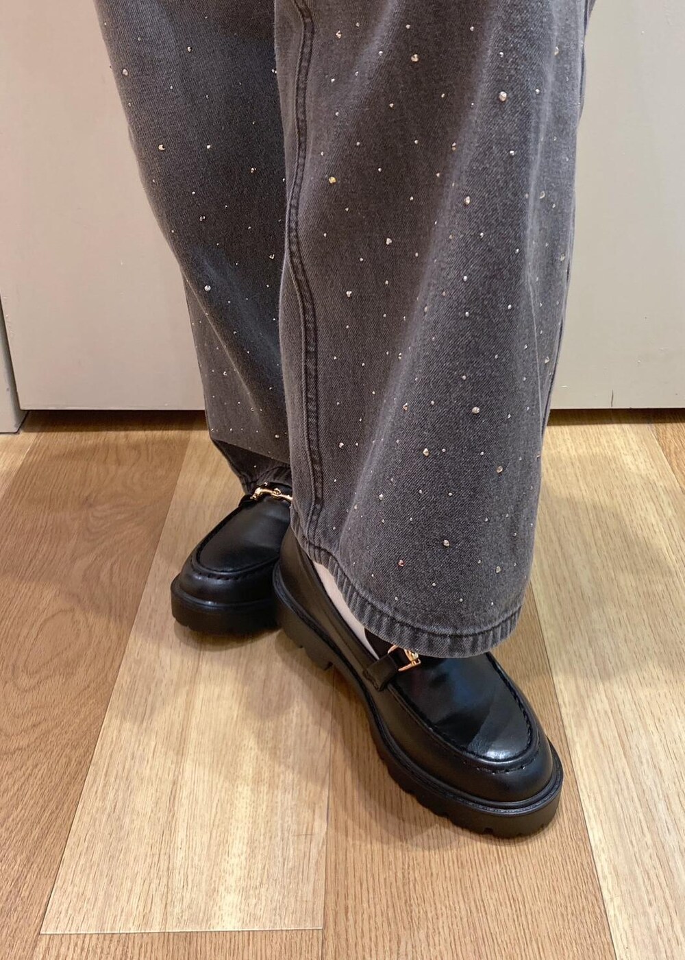 グレー系のブルゾン、グレー系のニット/セーター、ホワイト系のTシャツ/カットソーを着用したレディースの秋コーディネートの8枚目の写真