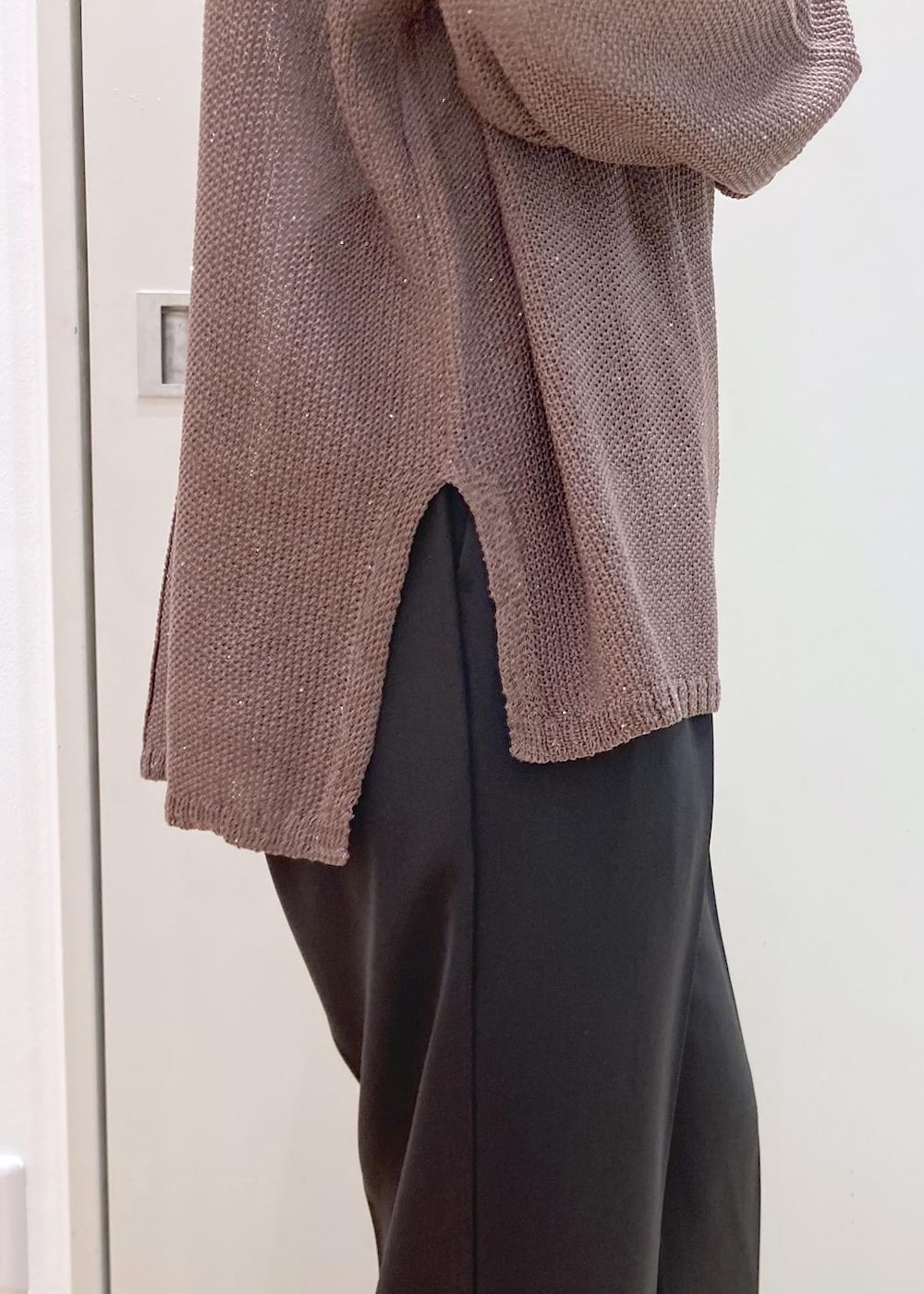 ブラック系のショルダーバッグ、イエロー系のニット/セーター、ブラウン系のテーラードジャケットを着用したレディースの春コーディネートの7枚目の写真