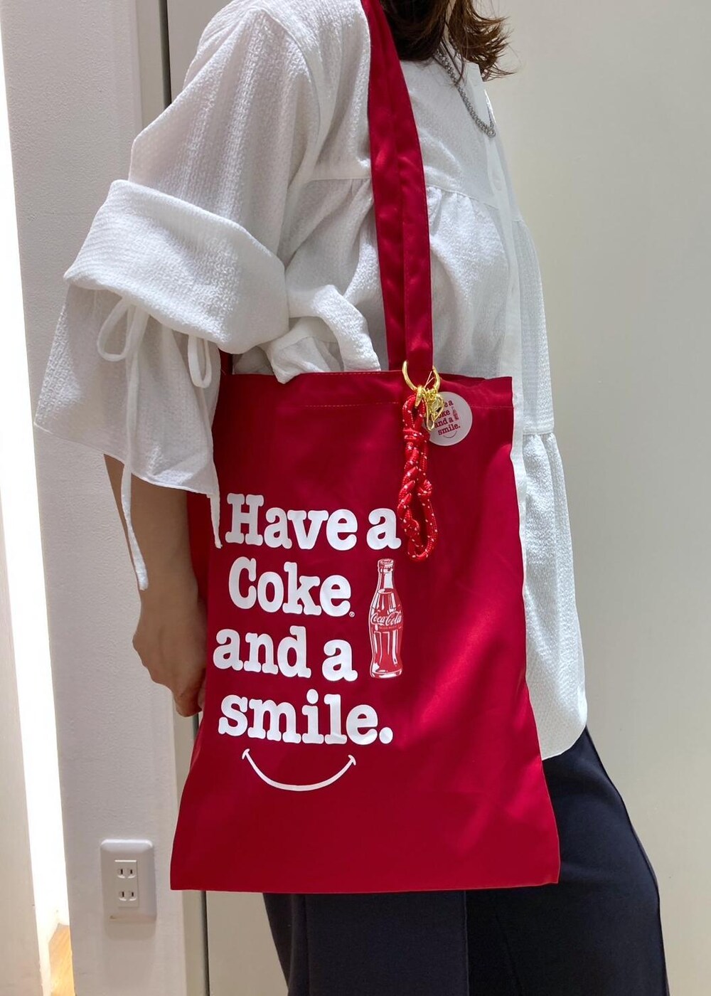 ブルー系のその他パンツ、ブラック系のサンダル、ホワイト系のシャツ/ブラウスを着用したレディースの夏コーディネートの6枚目の写真