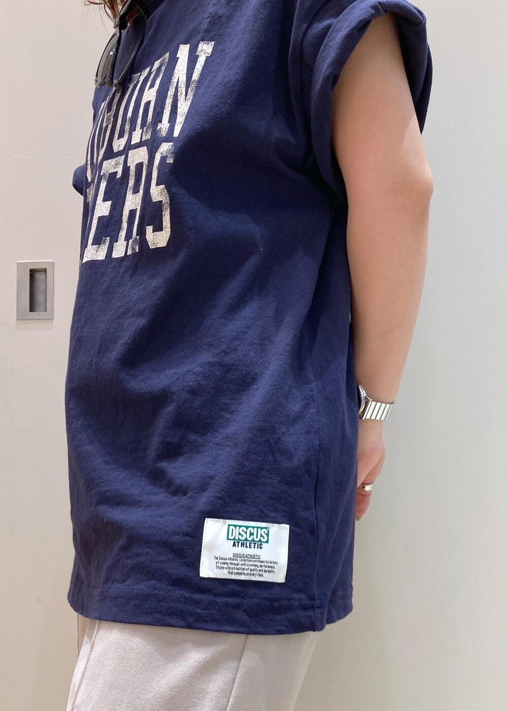 ベージュ系のその他パンツ、ブラック系のサンダル、ブラック系のショルダーバッグを着用したレディースの夏コーディネートの5枚目の写真