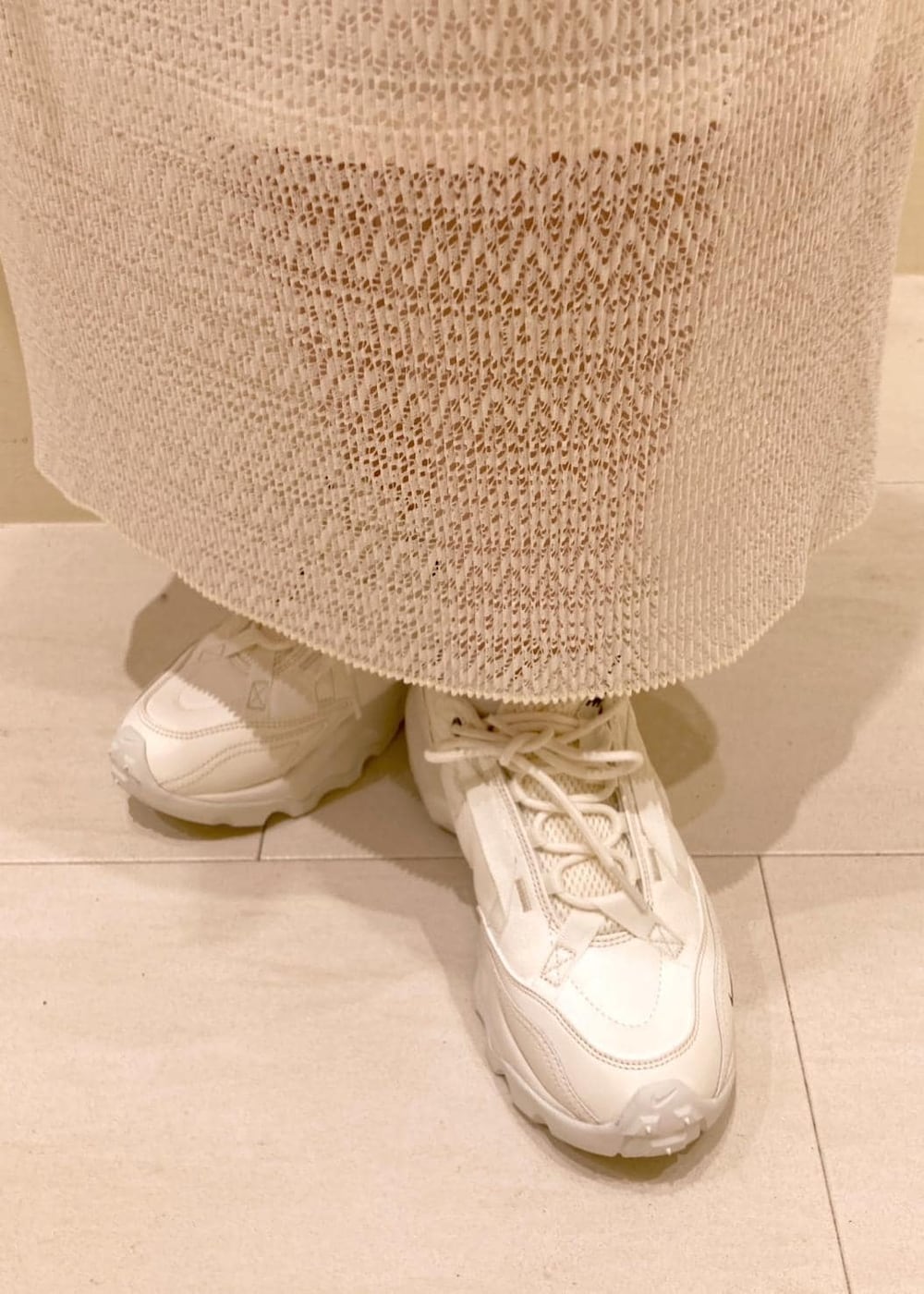 オレンジ系のシャツ/ブラウス、ベージュ系のショルダーバッグ、ホワイト系のTシャツ/カットソーを着用したレディースの春コーディネートの8枚目の写真