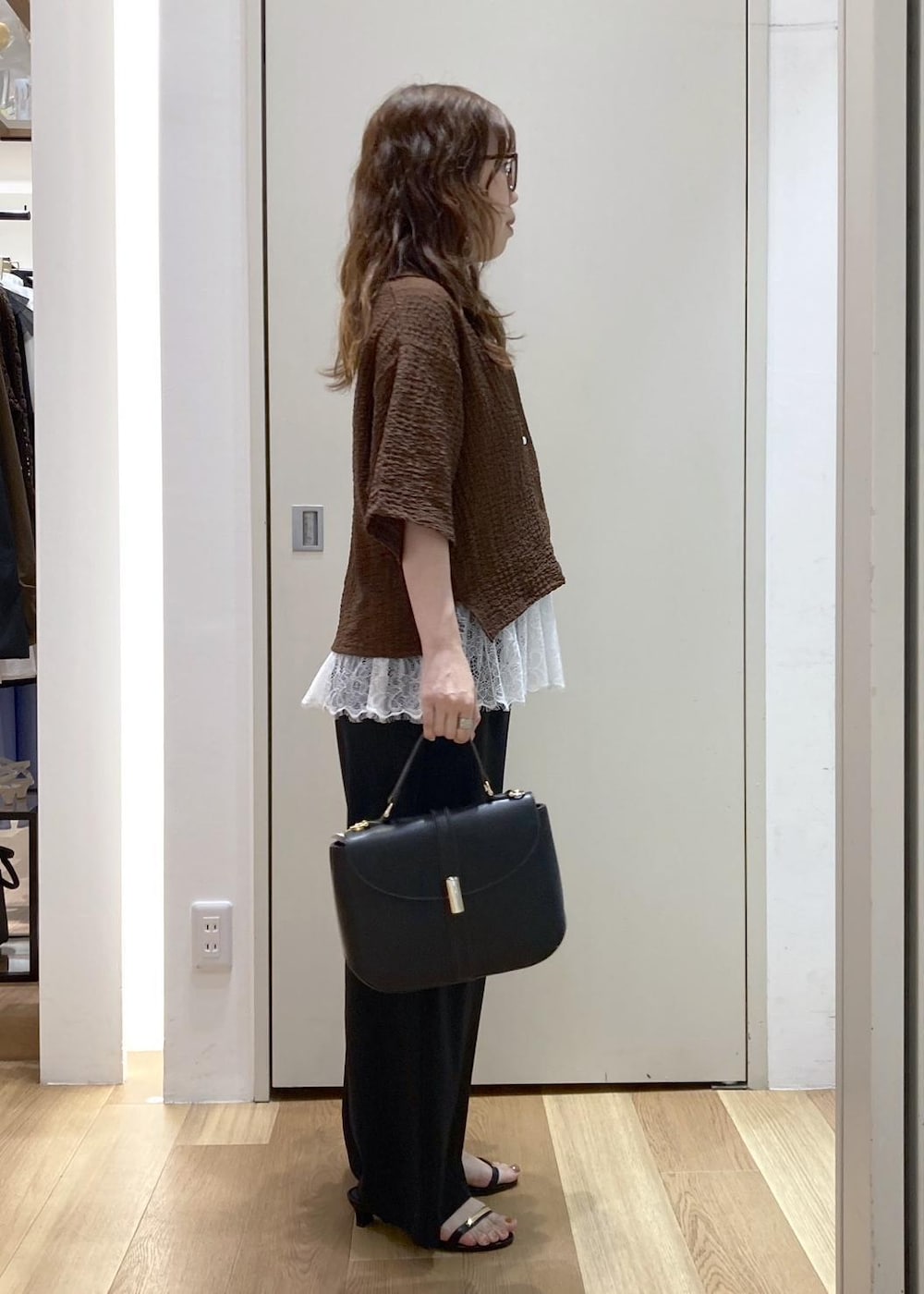 ブラック系のショルダーバッグ、ブラック系のサンダル、ブラック系のその他パンツを着用したレディースの夏コーディネートの2枚目の写真