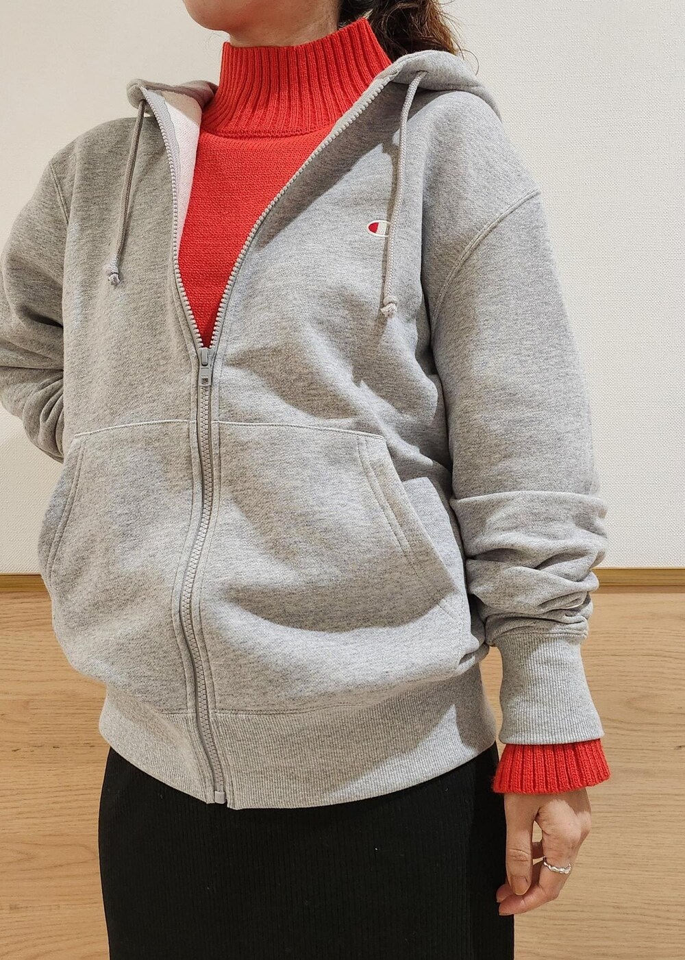 ブラック系のバックパック/リュック、レッド系のニット/セーター、ブラック系のその他パンツを着用したレディースの秋コーディネートの2枚目の写真