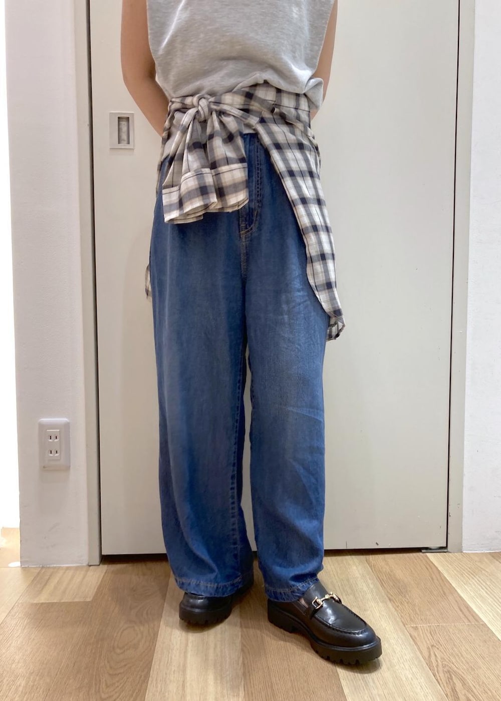 ホワイト系のシャツ/ブラウス、グレー系のTシャツ/カットソー、ブルー系のデニムパンツを着用したレディースの夏コーディネートの6枚目の写真