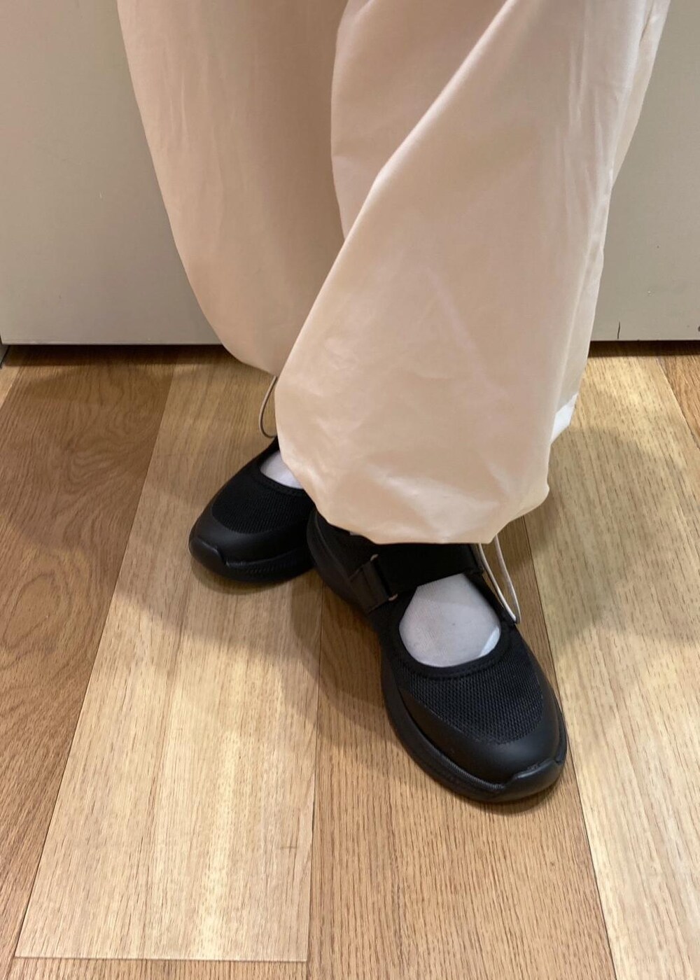 ブラック系のスニーカー、ホワイト系のその他パンツ、ブラウン系のカーディガン/ボレロを着用したレディースの秋コーディネートの7枚目の写真