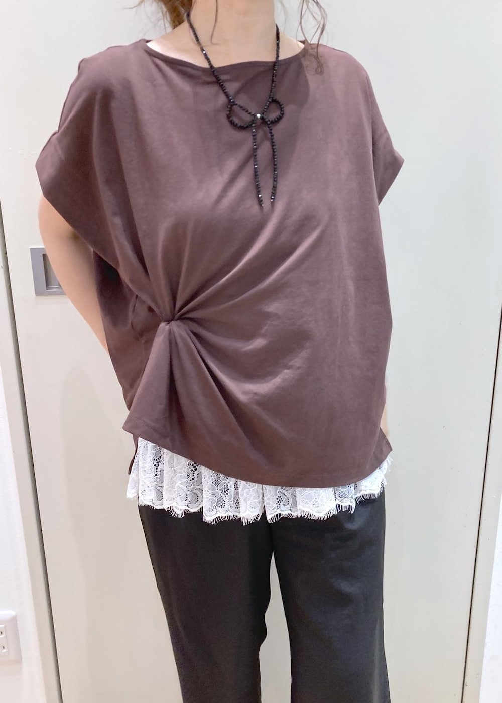 ブラック系のその他パンツ、ホワイト系のショルダーバッグ、ブラウン系のTシャツ/カットソーを着用したレディースの夏コーディネートの4枚目の写真