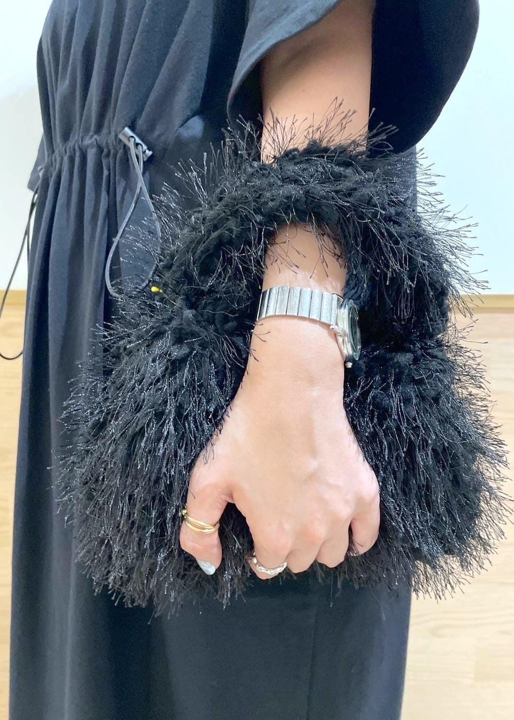 ブラウン系のテーラードジャケット、ブラック系のハンドバッグ、ブラック系のワンピースを着用したレディースの秋コーディネートの9枚目の写真