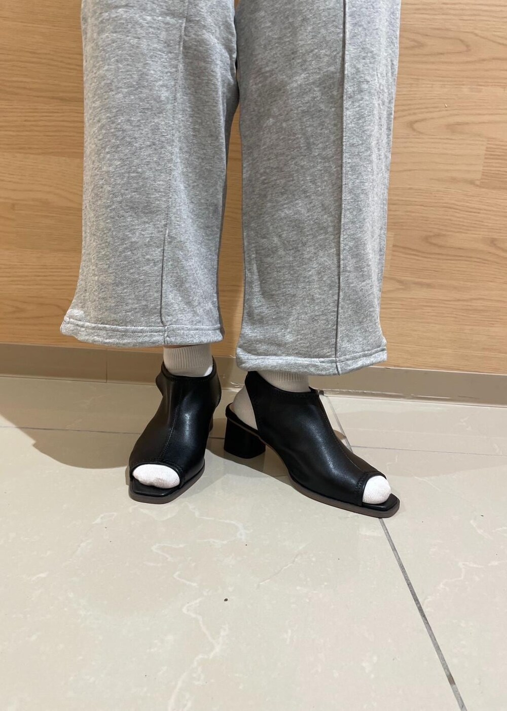 ブラック系のサンダル、ブラック系のショルダーバッグ、グレー系のスウェットパンツを着用したレディースの春コーディネートの5枚目の写真