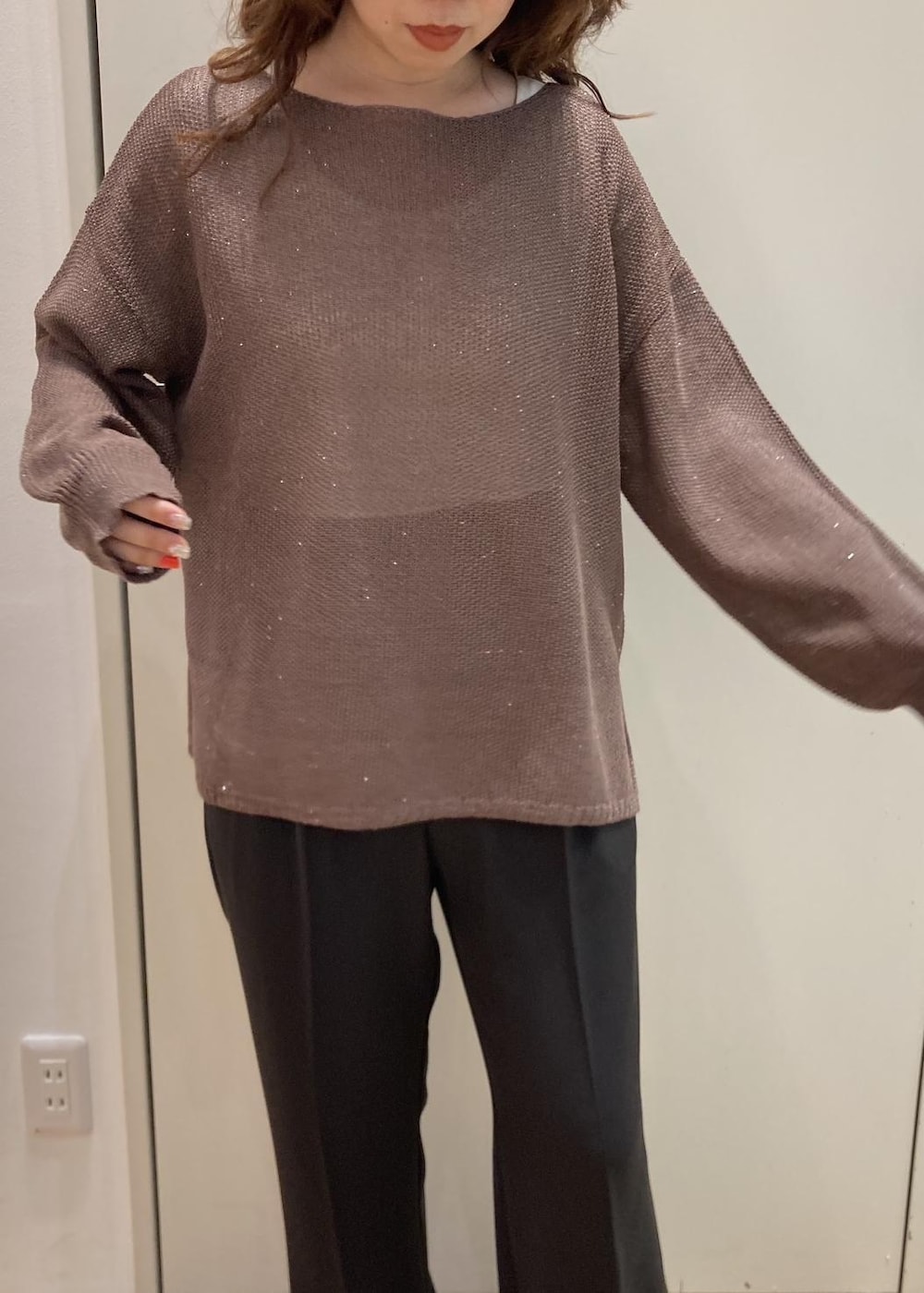 ブラック系のショルダーバッグ、イエロー系のニット/セーター、ブラウン系のテーラードジャケットを着用したレディースの春コーディネートの6枚目の写真