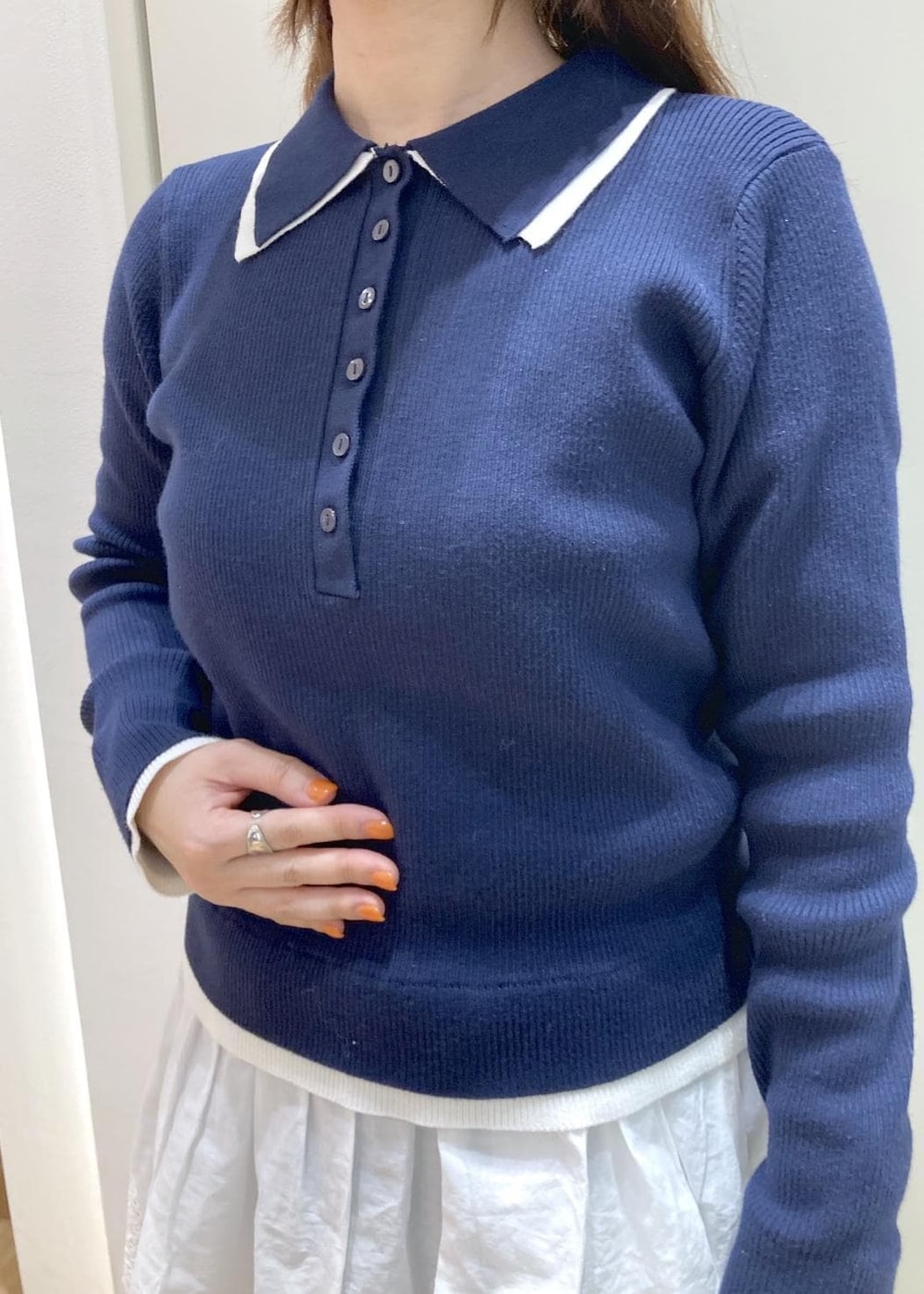 ブルー系のデニムパンツ、ホワイト系のボストンバッグ、ブルー系のニット/セーターを着用したレディースの冬コーディネートの5枚目の写真