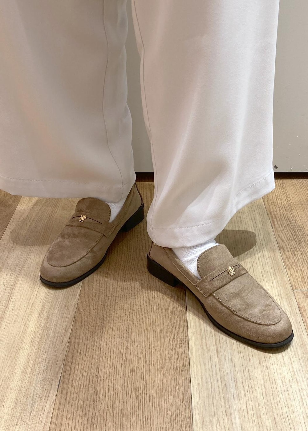 ブラウン系のトートバッグ、ホワイト系のその他パンツ、ブラウン系のテーラードジャケットを着用したレディースの秋コーディネートの7枚目の写真