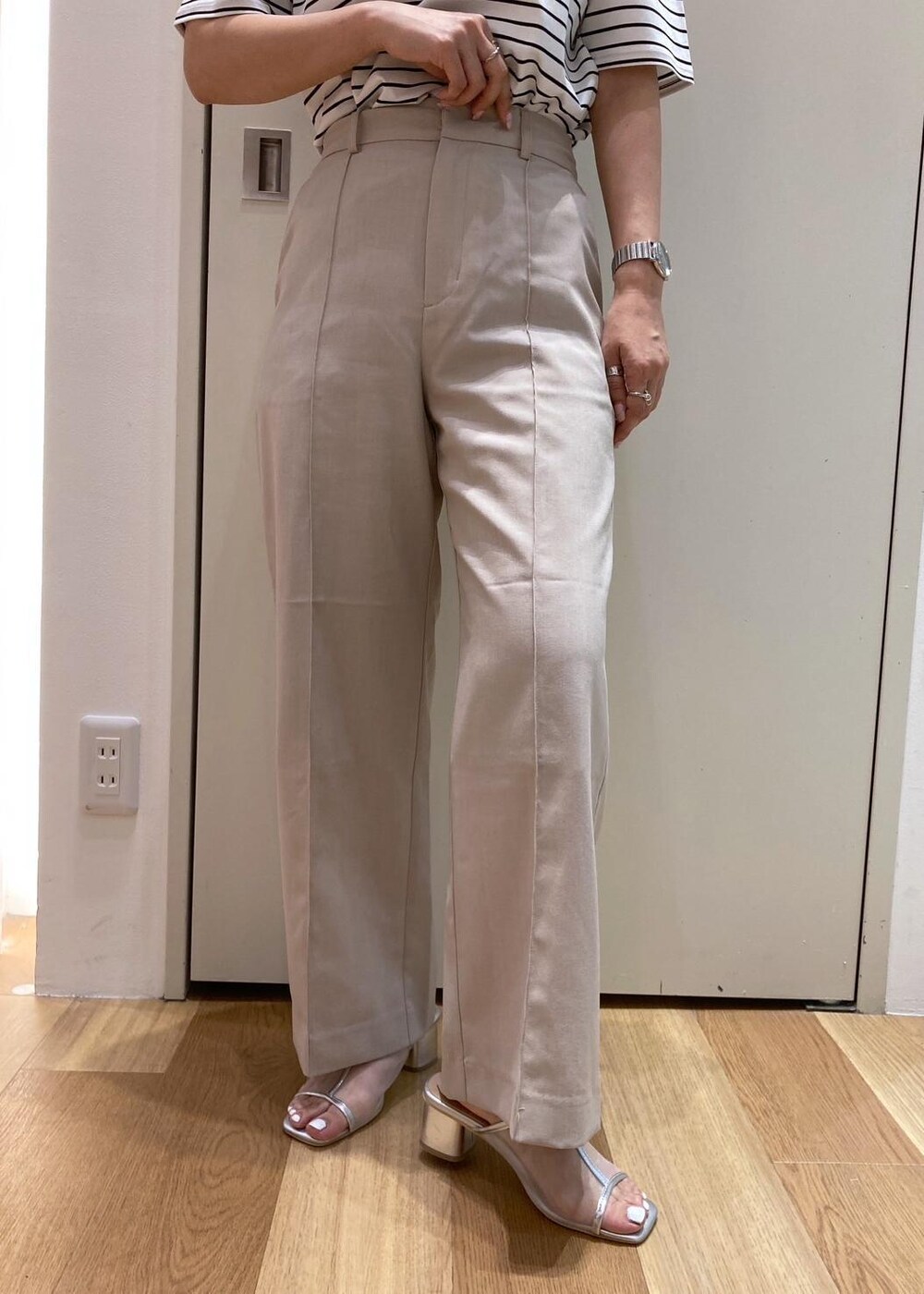 ブラック系のショルダーバッグ、シルバー系のパンプス、ベージュ系のその他パンツを着用したレディースの夏コーディネートの8枚目の写真