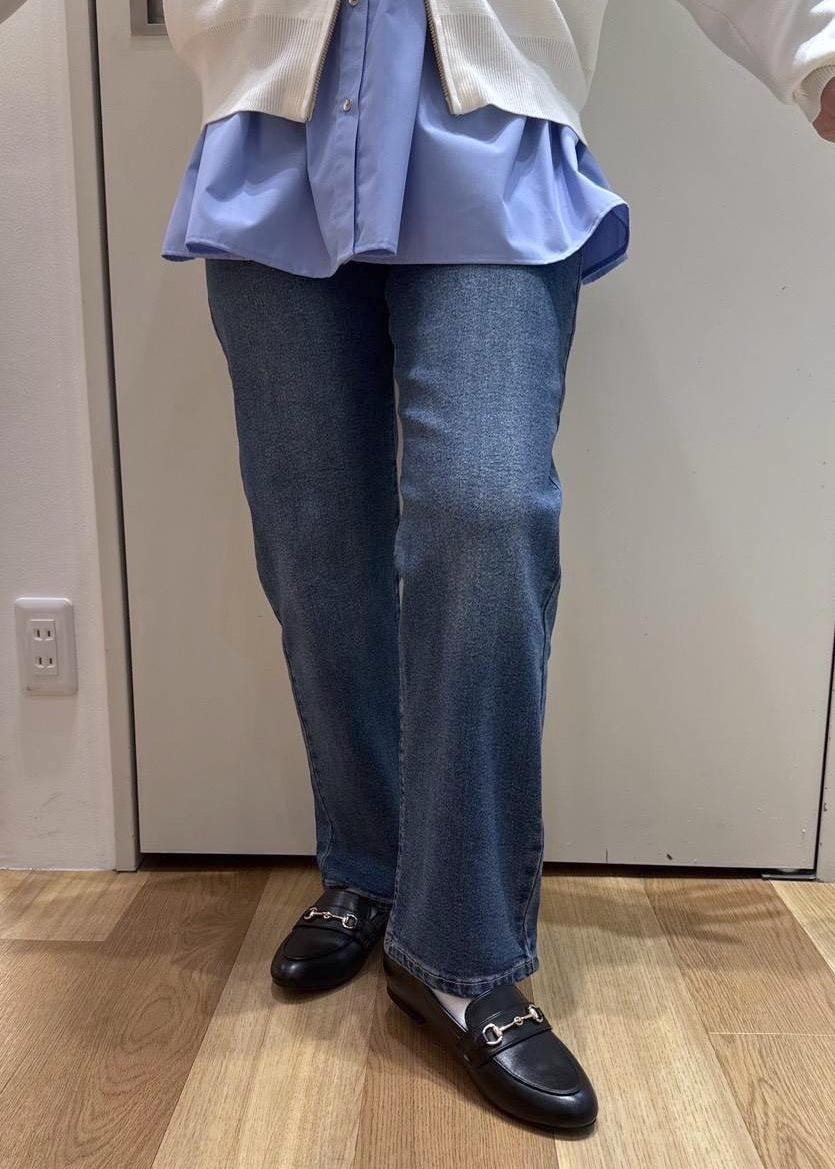 ブラック系のローファー、ホワイト系のカーディガン/ボレロ、ブルー系のシャツ/ブラウスを着用したレディースの冬コーディネートの6枚目の写真