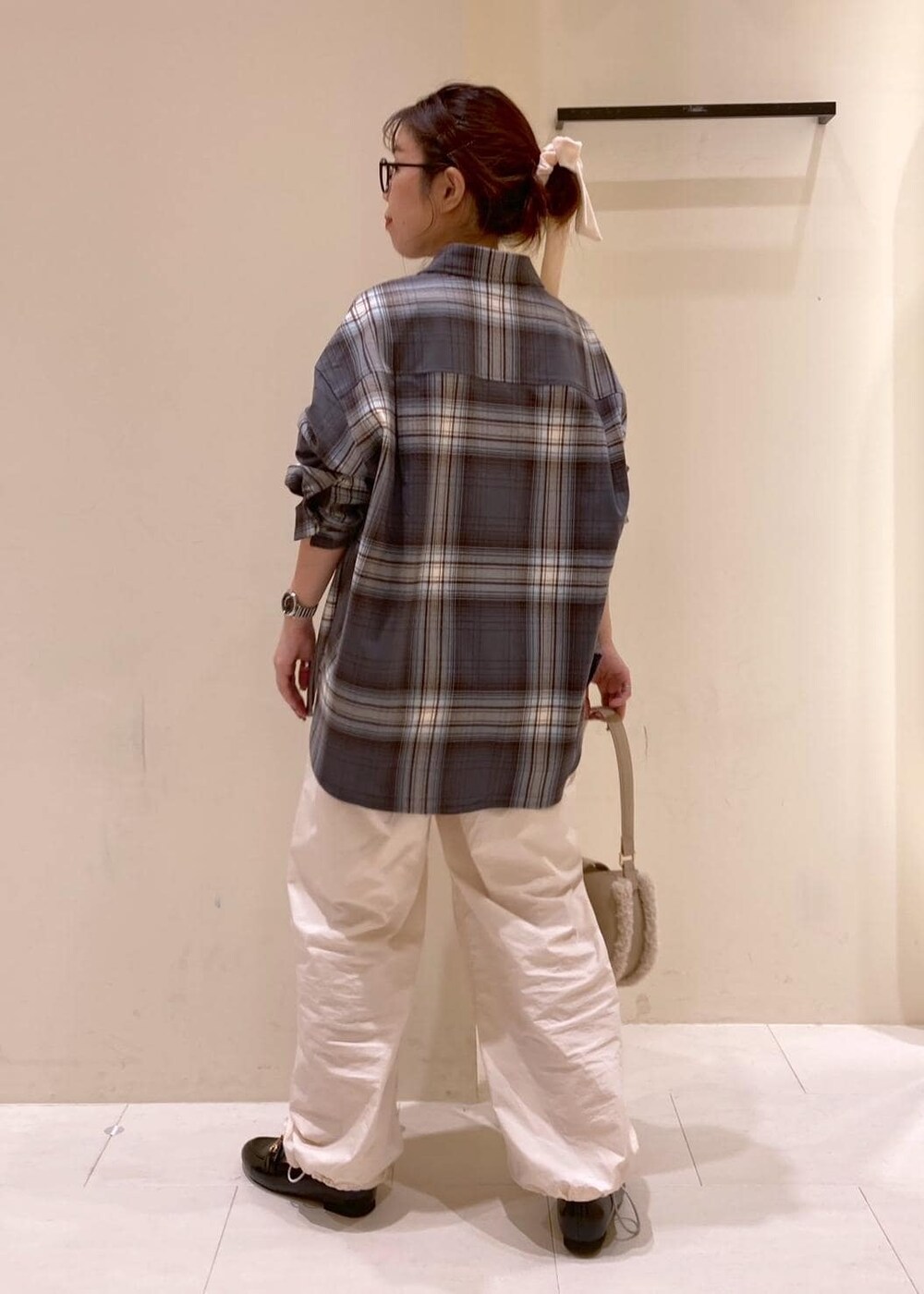 ホワイト系のその他パンツ、ブラック系のローファー、グレー系のシャツ/ブラウスを着用したレディースの秋コーディネートの3枚目の写真