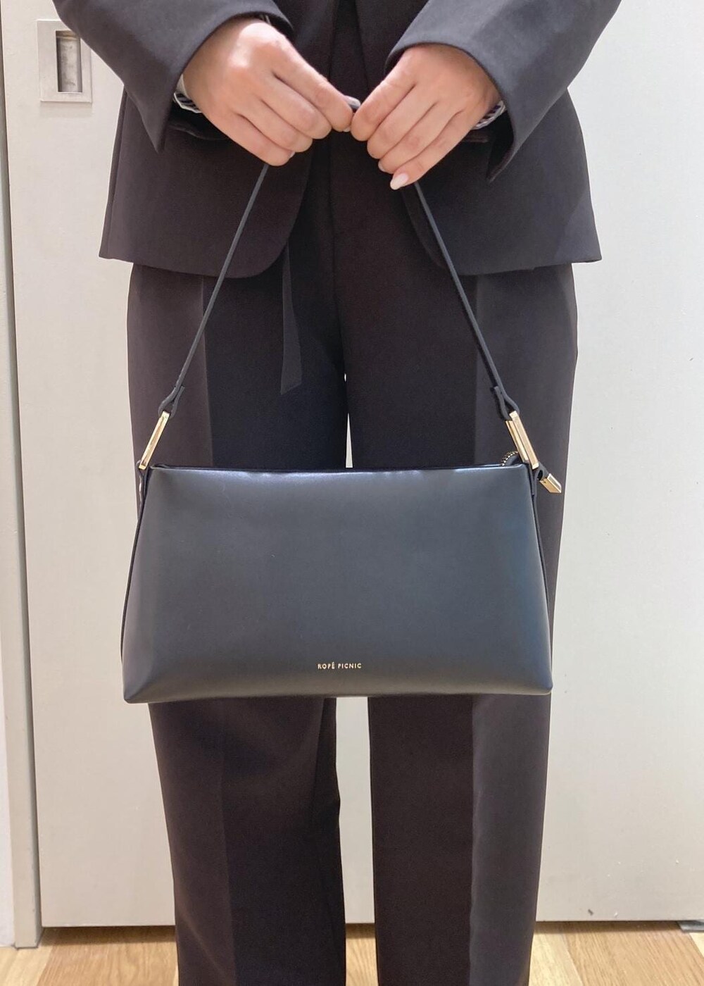 ブルー系のシャツ/ブラウス、ブラック系のショルダーバッグ、ブラック系のローファーを着用したレディースの冬コーディネートの7枚目の写真