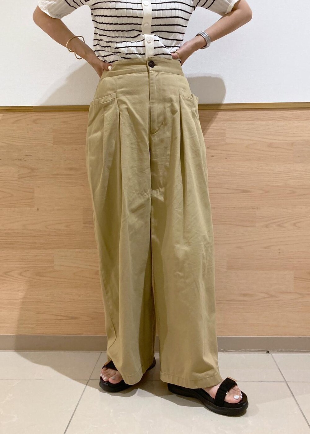 ブラック系のサンダル、イエロー系のその他パンツ、ブラック系のショルダーバッグを着用したレディースの夏コーディネートの6枚目の写真