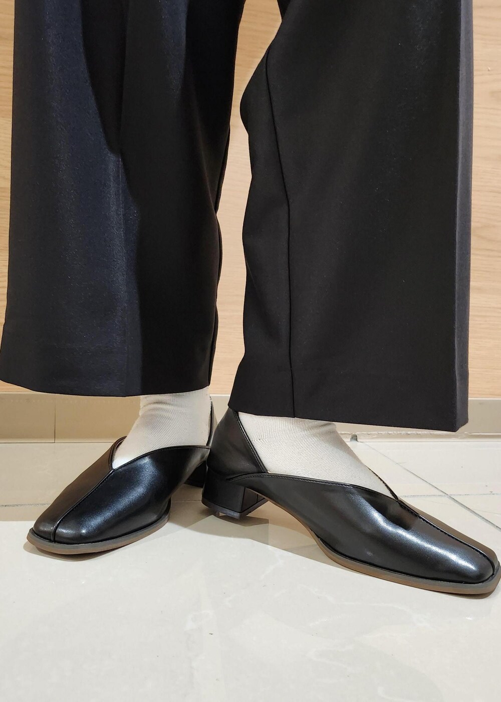 ブラック系のパンプス、ブラック系のその他パンツ、ホワイト系のTシャツ/カットソーを着用したレディースの秋コーディネートの5枚目の写真