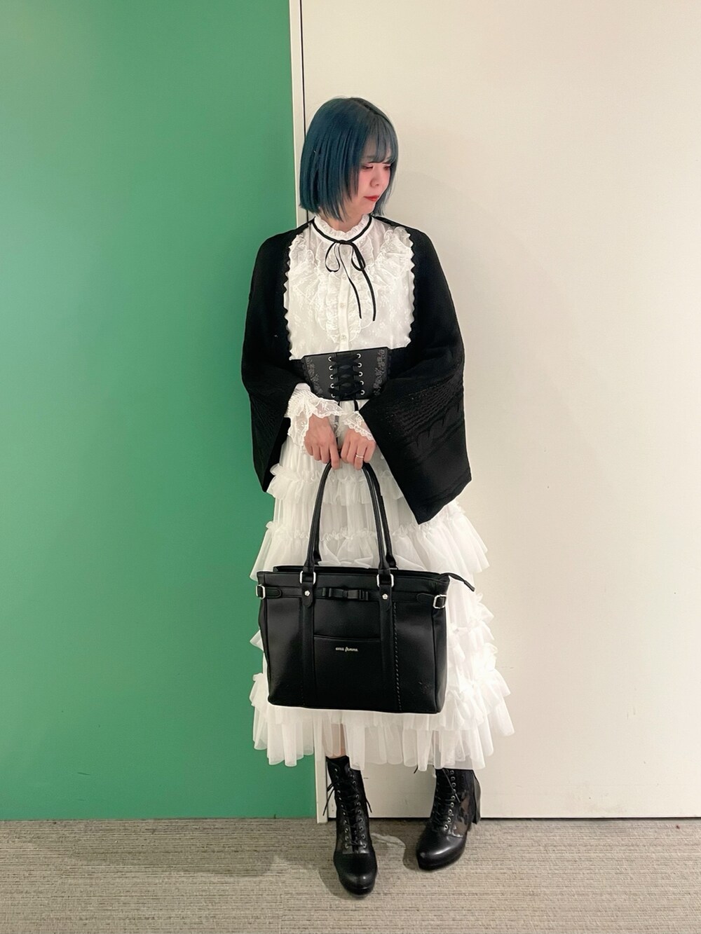 「春コーデ、axes femme、大人可愛い、モノトーンコーデ、お出かけコーデ、休日スタイル、オトナ女子、30代コーデ、スカートスタイル、ブラウスコーデ、30代ファッション、30代ママ、モノトーンスタイル」｜「axes femmeのレース×シフォンフリルブラウス（シャツ/ブラウス、ホワイト系）」を使った、sach1さん（骨格ナチュラル・レディース・166cm）の春コーディネートの3枚目の写真