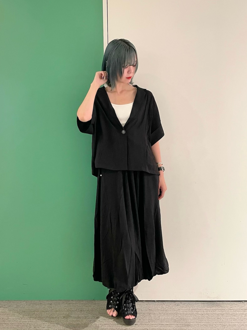 「セットアップ、夏ルックで気分アップ、シンプルコーデ、きれいめカジュアル、夏コーデ、ロングスカート、axes femme、axes femme POETIQUE、オトナ女子、ラフコーデ、30代コーデ、30代ファッション、30代後半、30代ママ、リラックススタイル」｜「axes femme POETIQUEのダブルクロスカップ付インナー（キャミソール、ホワイト系）」を使った、sach1さん（レディース・166cm）の夏コーディネートの2枚目の写真
