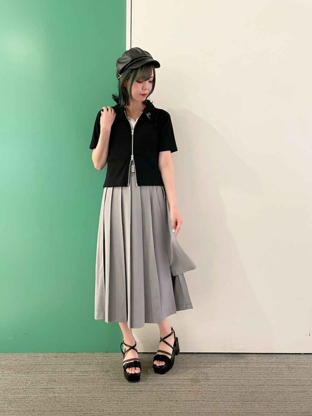 「axes femme、オトナカジュアル、シンプルスタイル、楽チンコーデ、モノトーンコーデ、グレー、おでかけコーデ、キャスケット、30代コーデ、30代ファッション、30代ママ、ダブルジップ、ダブルジップニット」｜「axes femmeの刺繍入ダブルジップトップス（Tシャツ/カットソー、ブラック系）」を使った、sach1さん（骨格ナチュラル・レディース・166cm）の春コーディネートの3枚目の写真