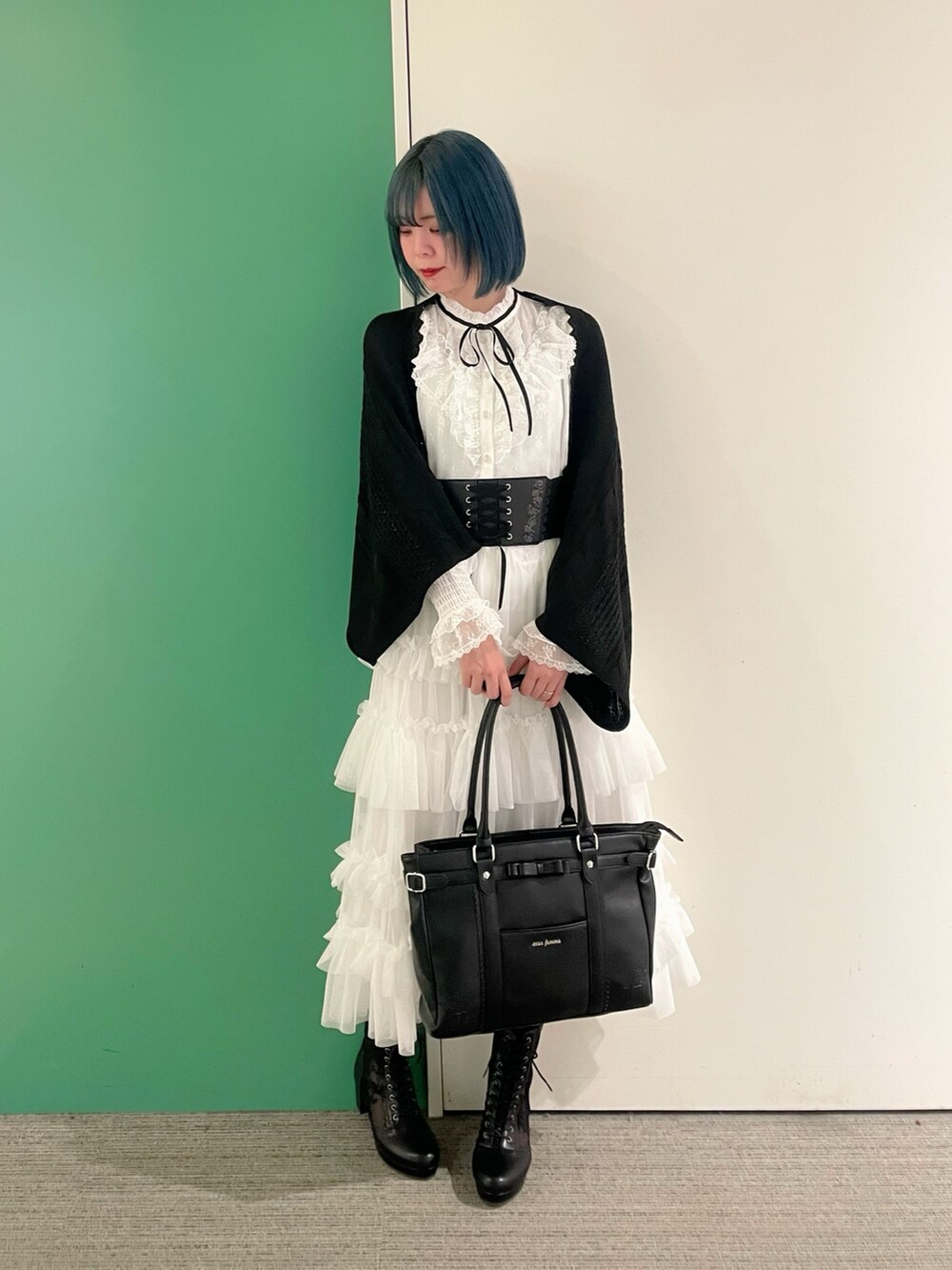 「春コーデ、axes femme、大人可愛い、モノトーンコーデ、お出かけコーデ、休日スタイル、オトナ女子、30代コーデ、スカートスタイル、ブラウスコーデ、30代ファッション、30代ママ、モノトーンスタイル」｜「axes femmeのレース×シフォンフリルブラウス（シャツ/ブラウス、ホワイト系）」を使った、sach1さん（骨格ナチュラル・レディース・166cm）の春コーディネートの4枚目の写真